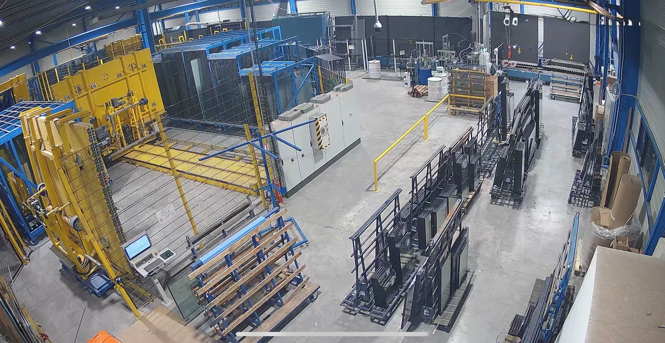 Intérieur de l'usine Lépée vitrage, sortie de la chaine d'assemblage de vitrages isolants industrielles.