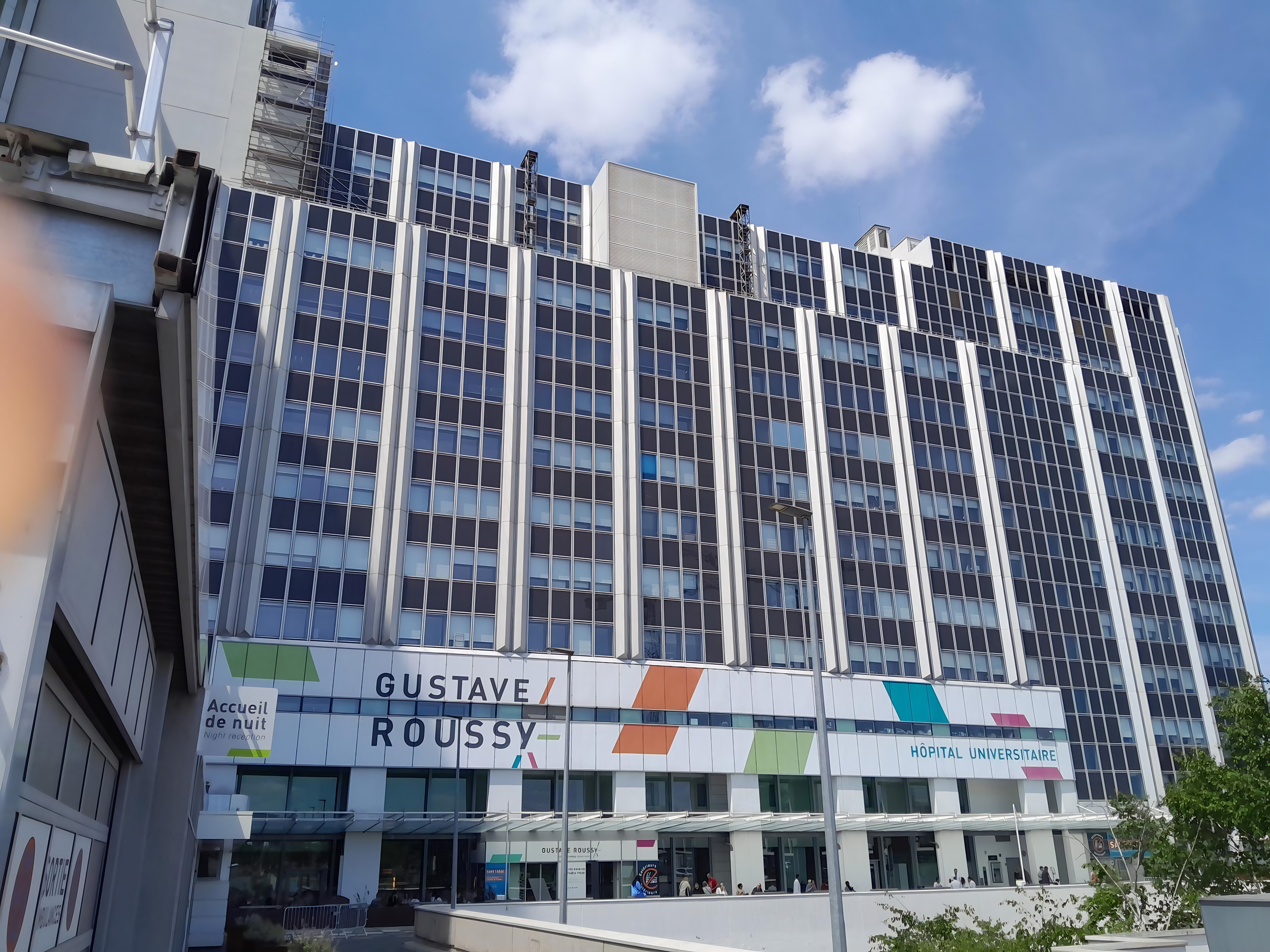 Façade de l’Institut Gustave Roussy à Villejuif équipée de vitrages isolants à contrôle solaire fabriqués par LÉPÉE Vitrage