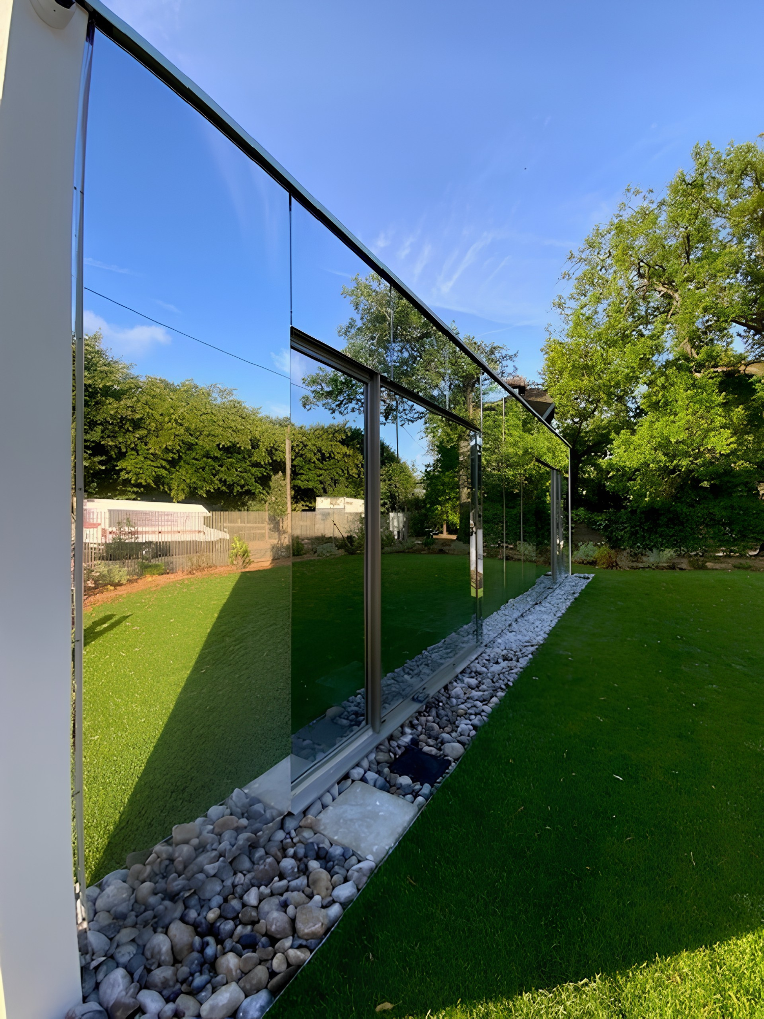 Vitrages isolants Pilkington Suncool 71/39 et AGC Stopray Silver 25/17 pour maîtrise solaire sur maison d’architecte au Vésinet