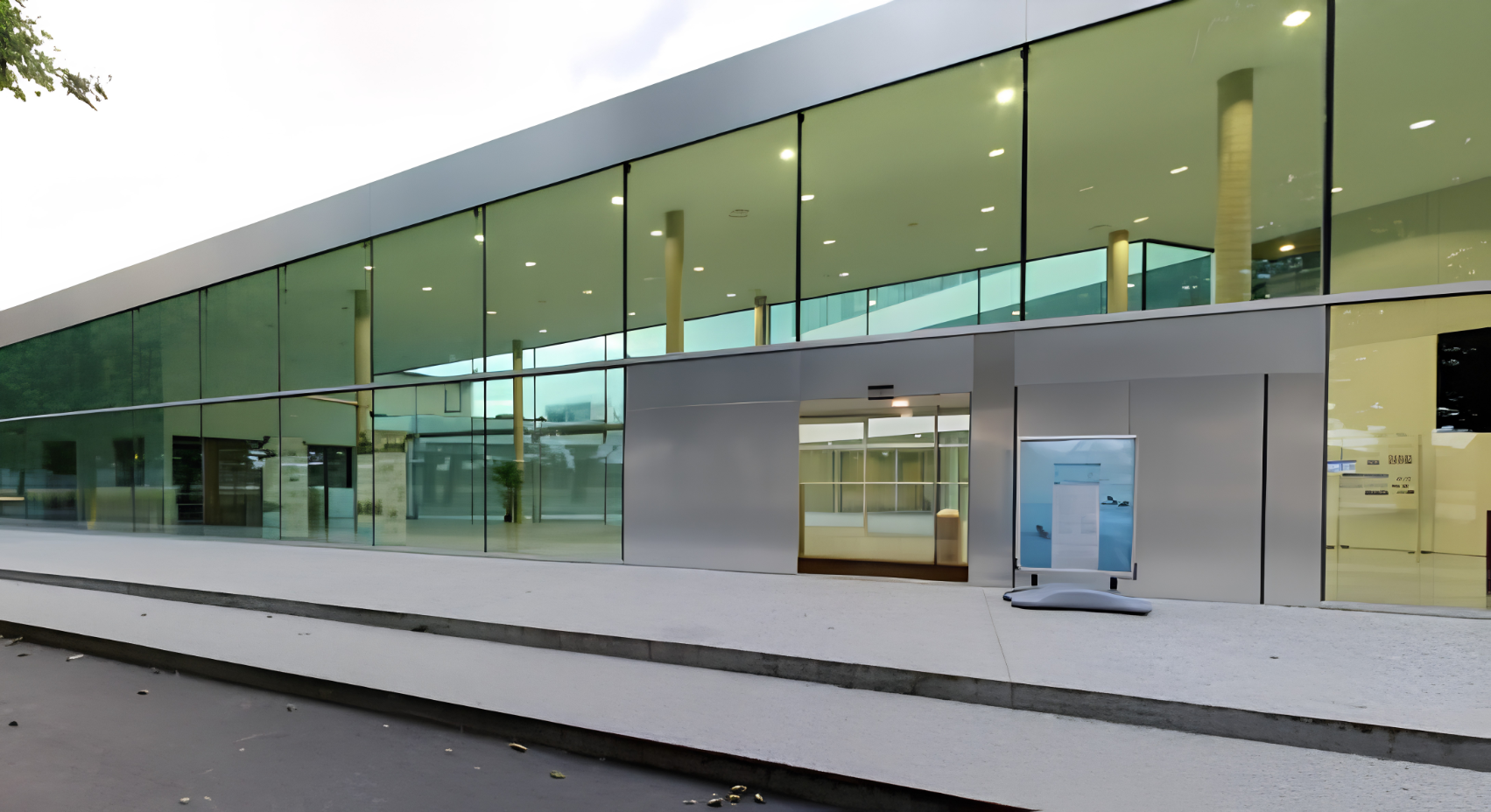 Façade du Centre aquatique de Caen équipée de vitrages isolants techniques fabriqués par LÉPÉE Vitrage