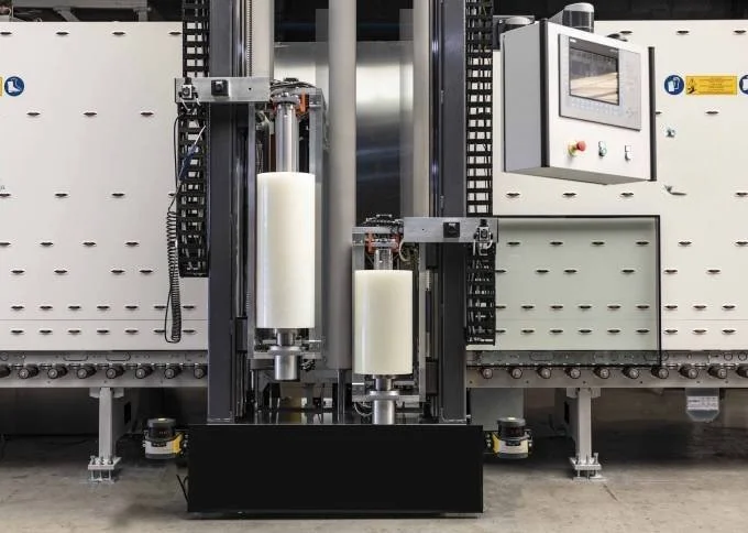 Machine de pelliculage industrielle avec deux cylindres blancs, écran de contrôle et composantes mécaniques
