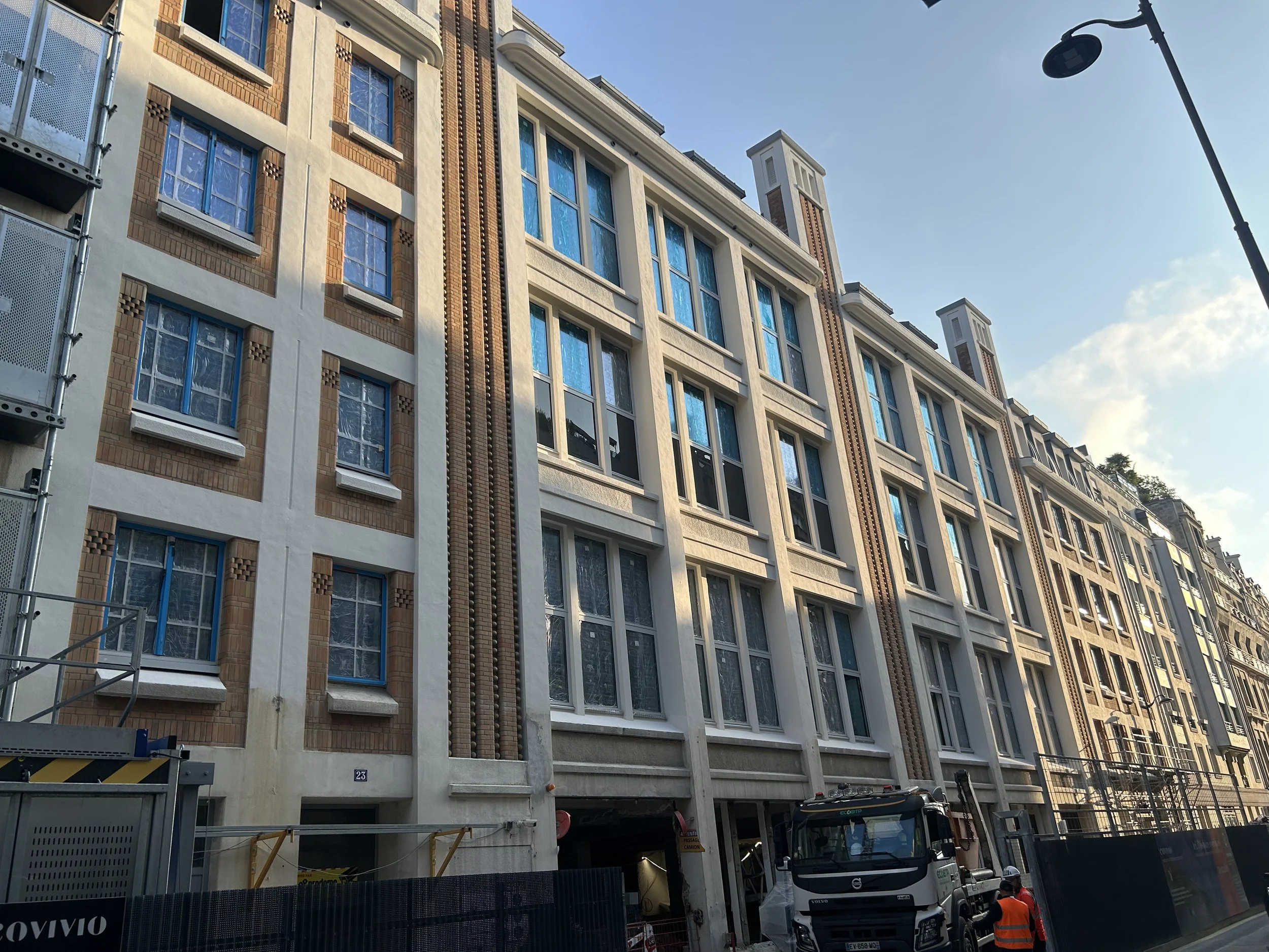 Chantier AME Vaugirard à Paris 15e en environnement urbain dense avec vitrages isolants techniques bas carbone