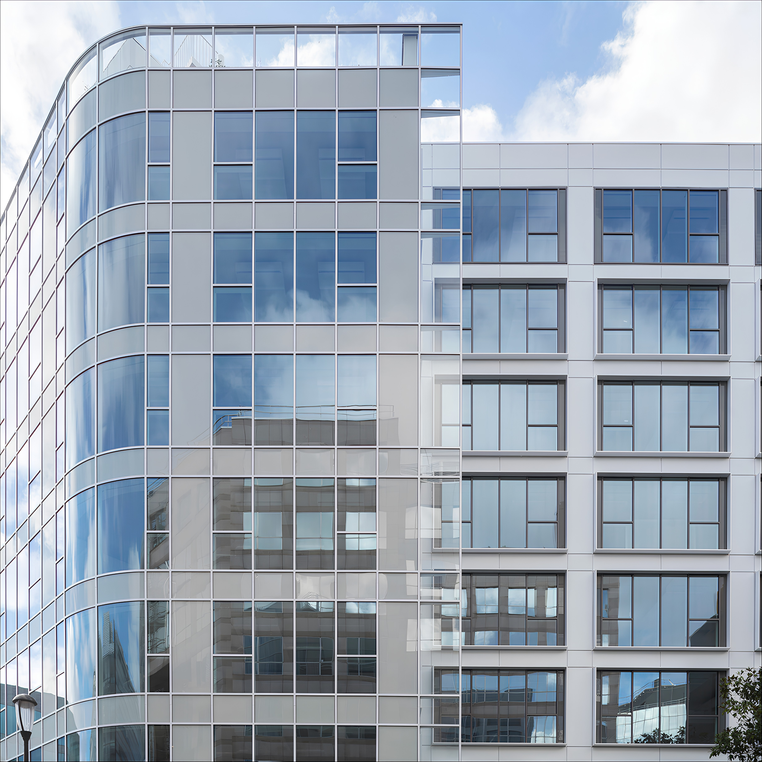 Intégration architecturale des vitrages isolants AGC Clearvision Energy 72/38 sur la façade du chantier Wanna