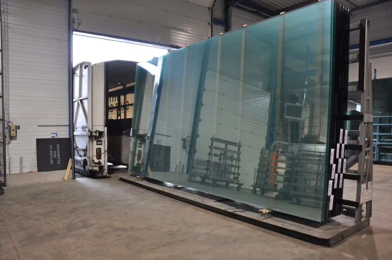 Livraison de matière première, panneau de verre de 6000x3210mm, avec une remorque inloader de chez Saint Gobain Glass.