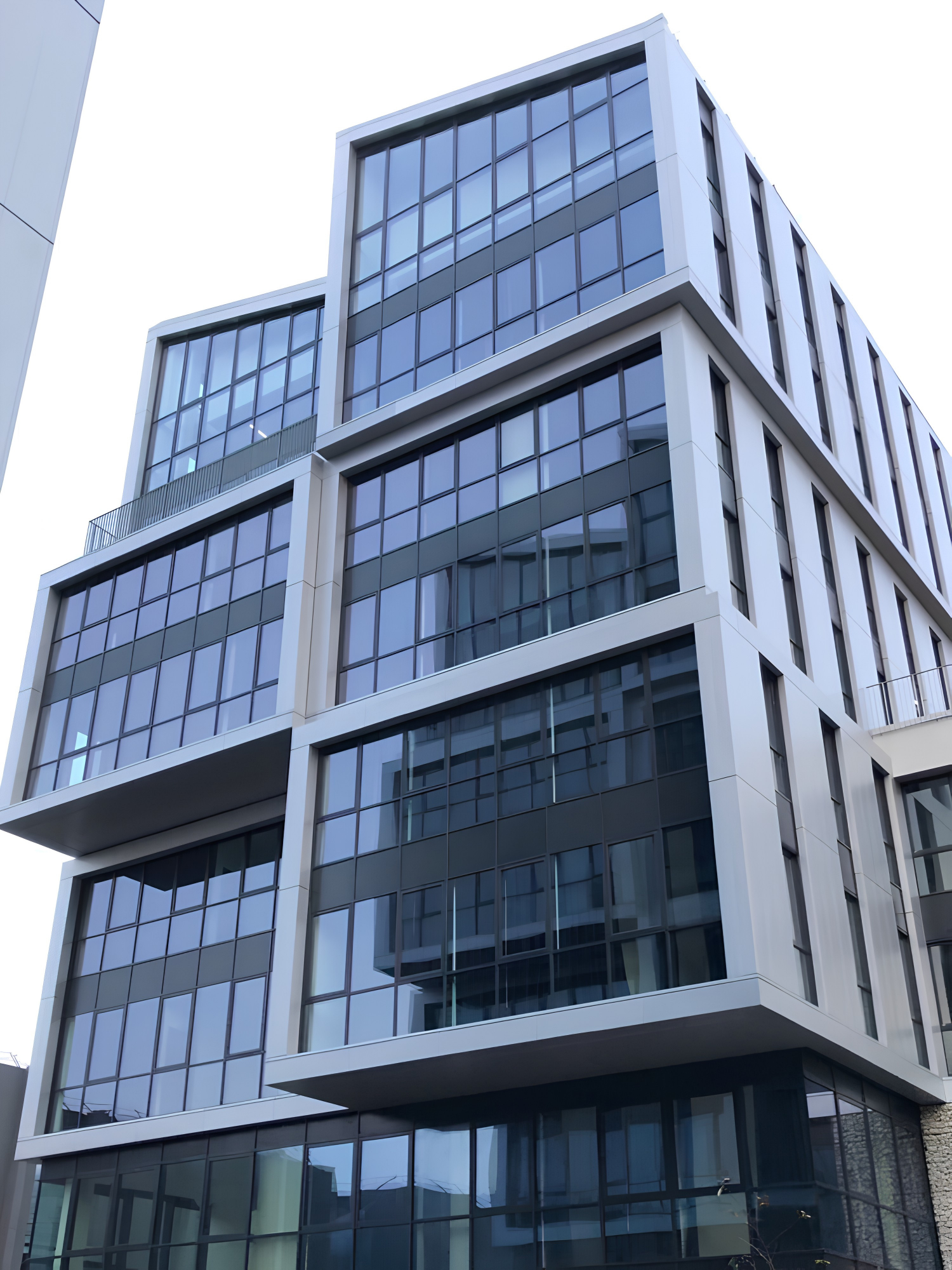 Façade du chantier Universeine à Saint-Denis équipée de vitrages isolants à contrôle solaire Saint-Gobain Glass ECLAZ SUN
