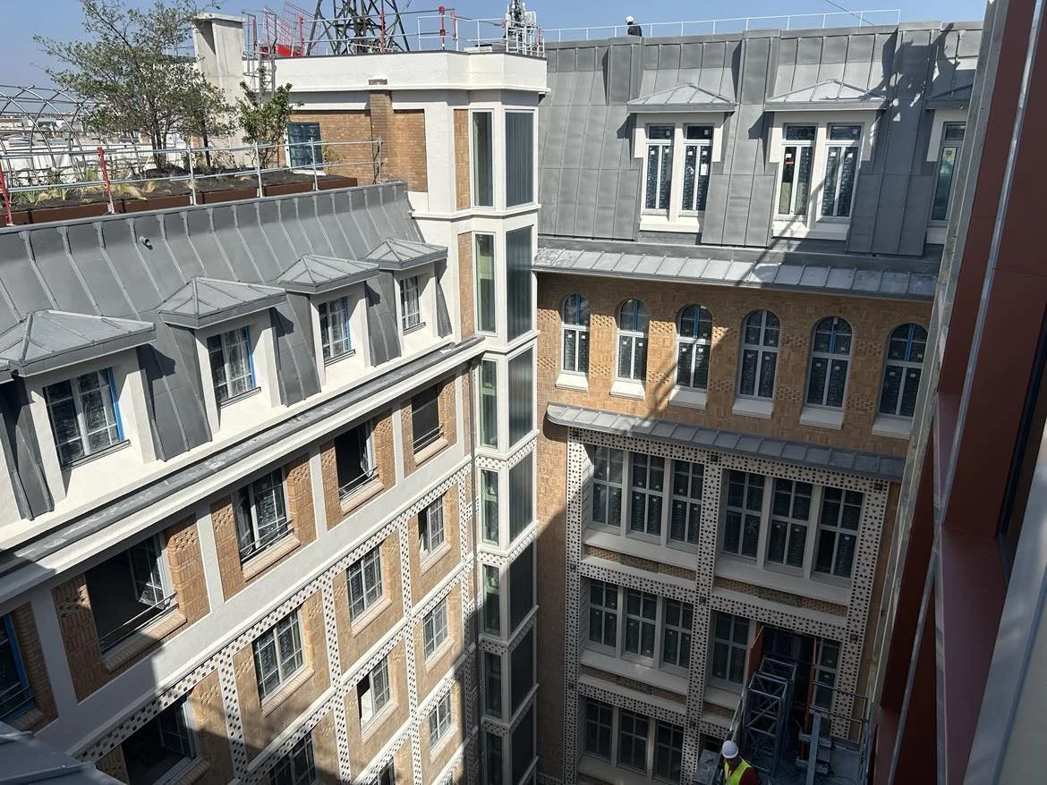 Façade du chantier AME Vaugirard à Paris 15e équipée de vitrages isolants bas carbone fabriqués par LÉPÉE Vitrage