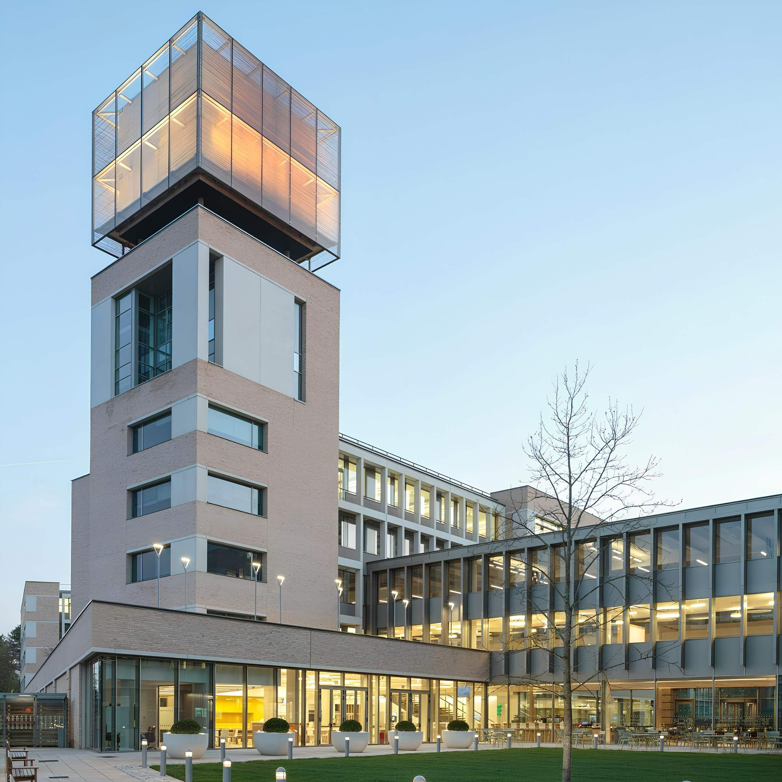 Vitrages isolants à contrôle solaire favorisant la lumière naturelle sur le chantier The Triangle à Cambridge
