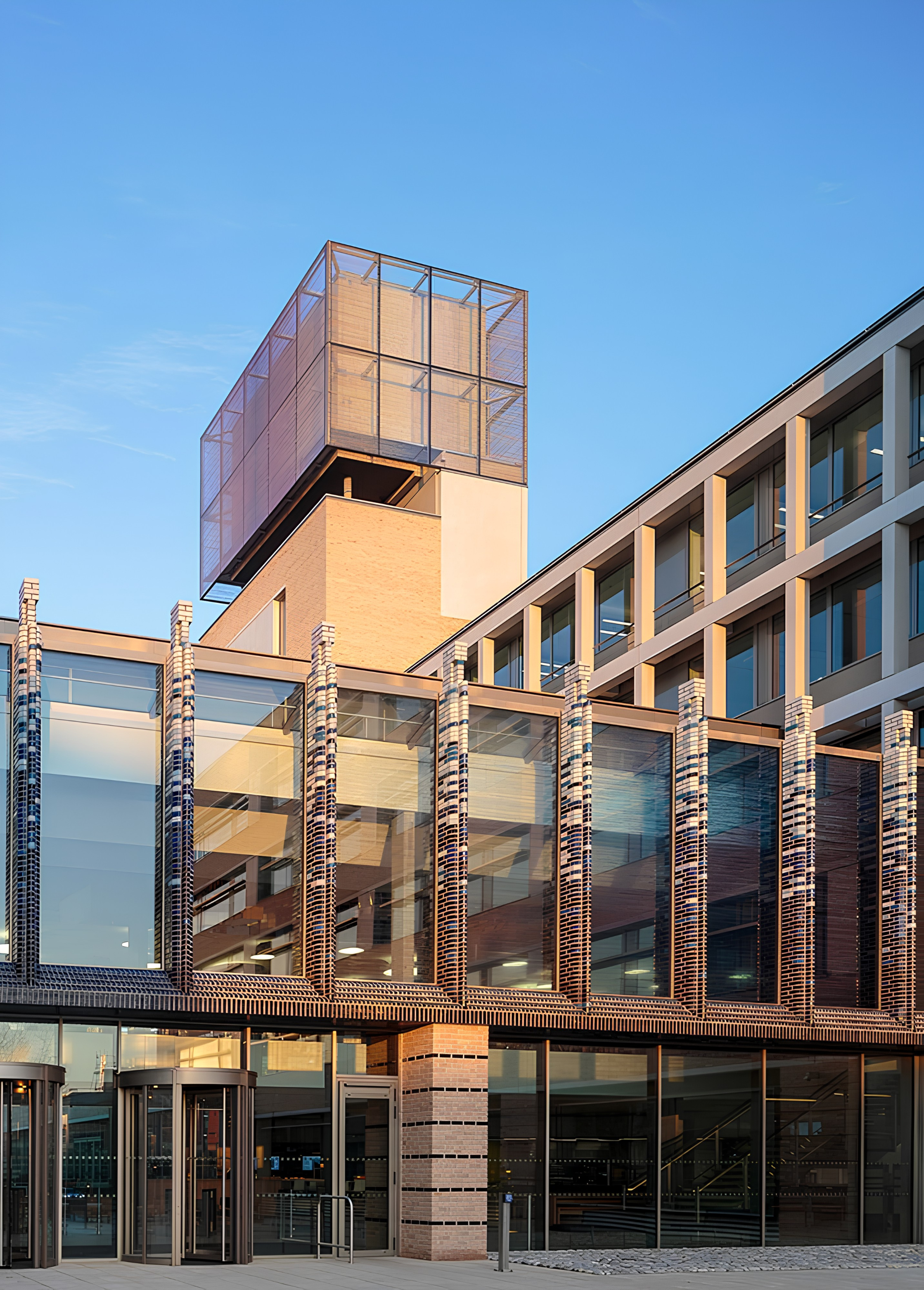 Détail des vitrages isolants AGC Ipasol Neutral 50/27 sur Clearvision pour le chantier The Triangle à Cambridge