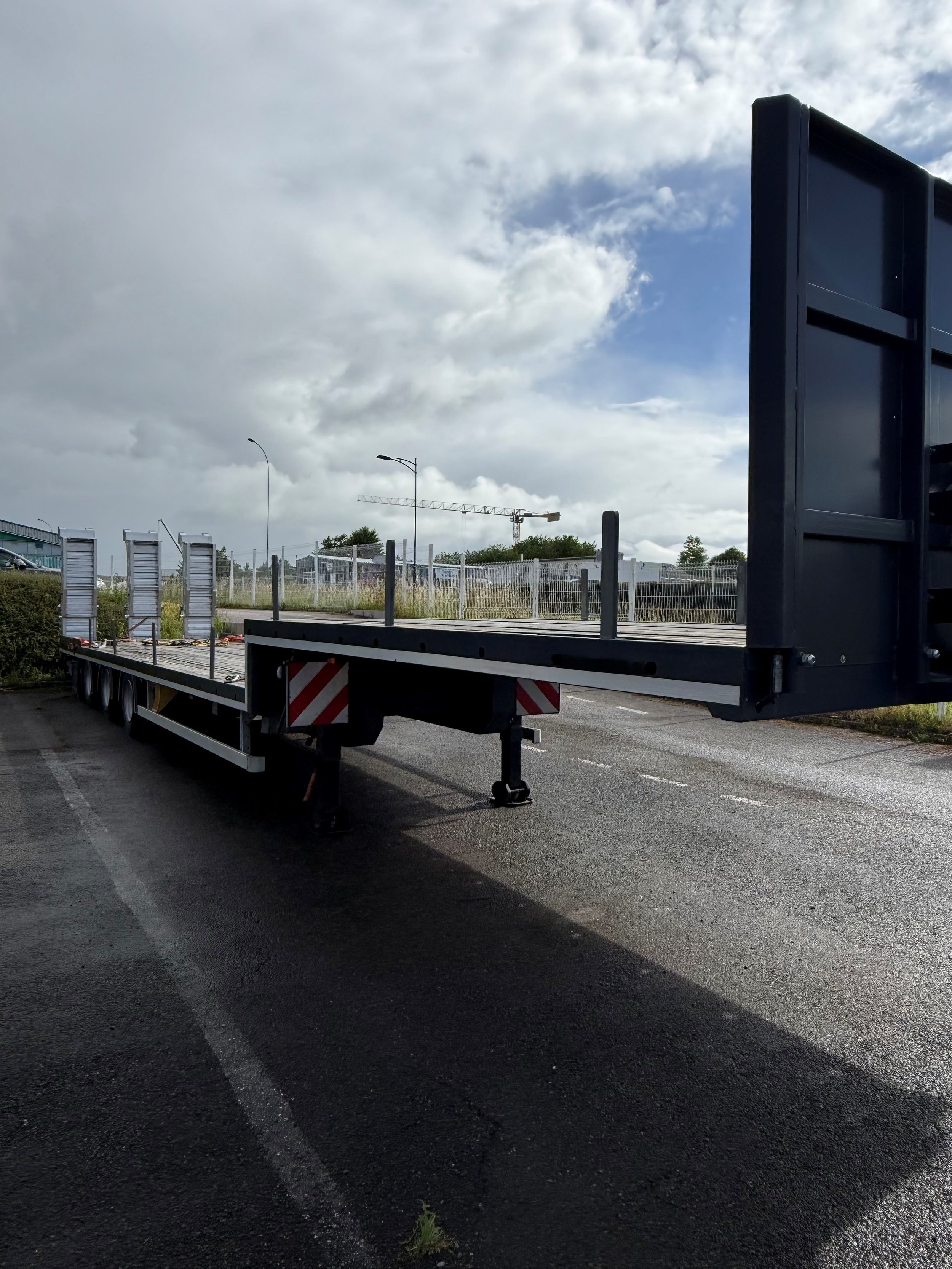 Remorque surbaissée pour le transport de grands volumes de vitrages isolants Lépée Vitrage.