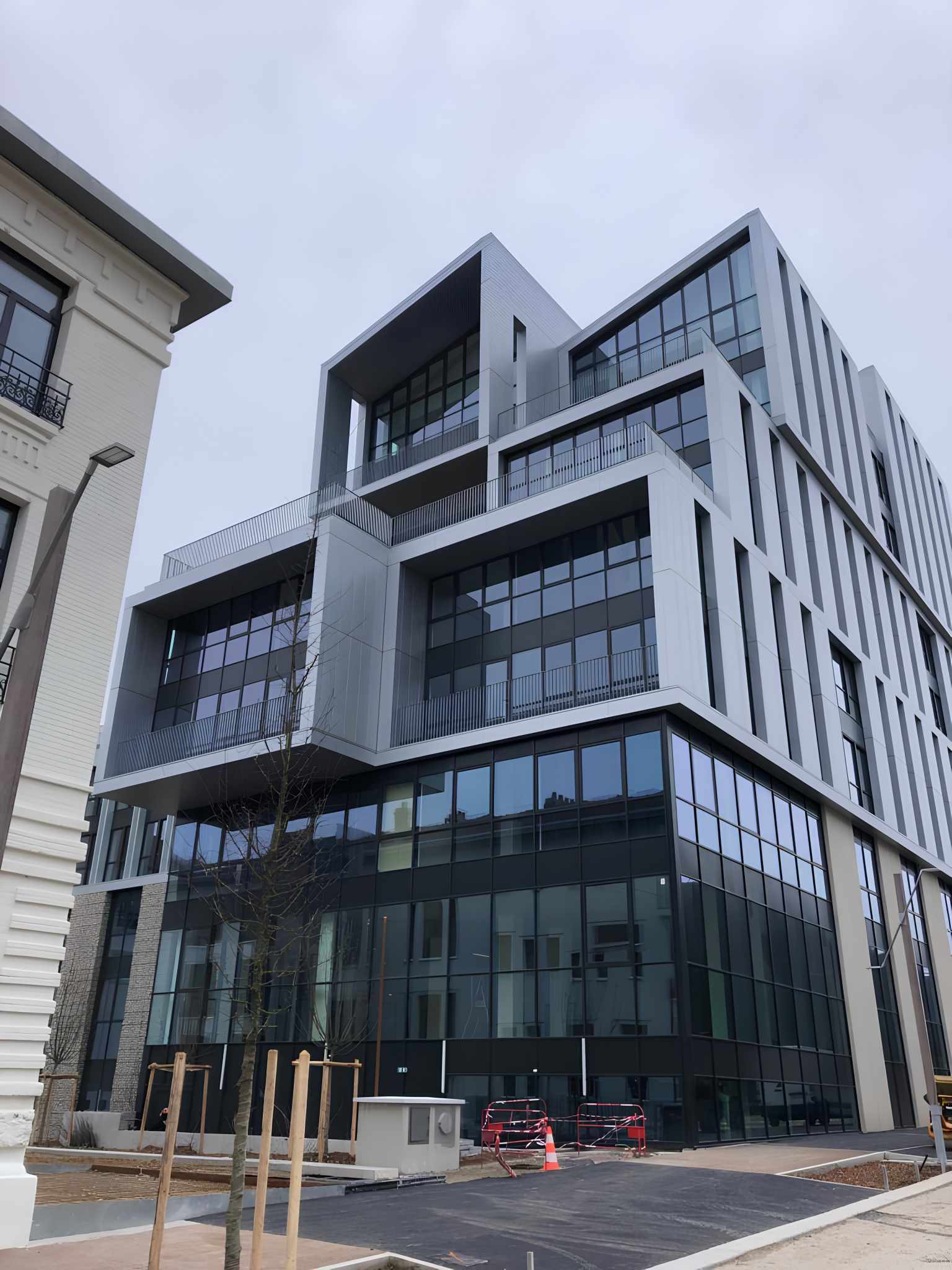 Vitrages isolants à contrôle solaire ECLAZ SUN favorisant la lumière naturelle sur le chantier Universeine à Saint-Denis