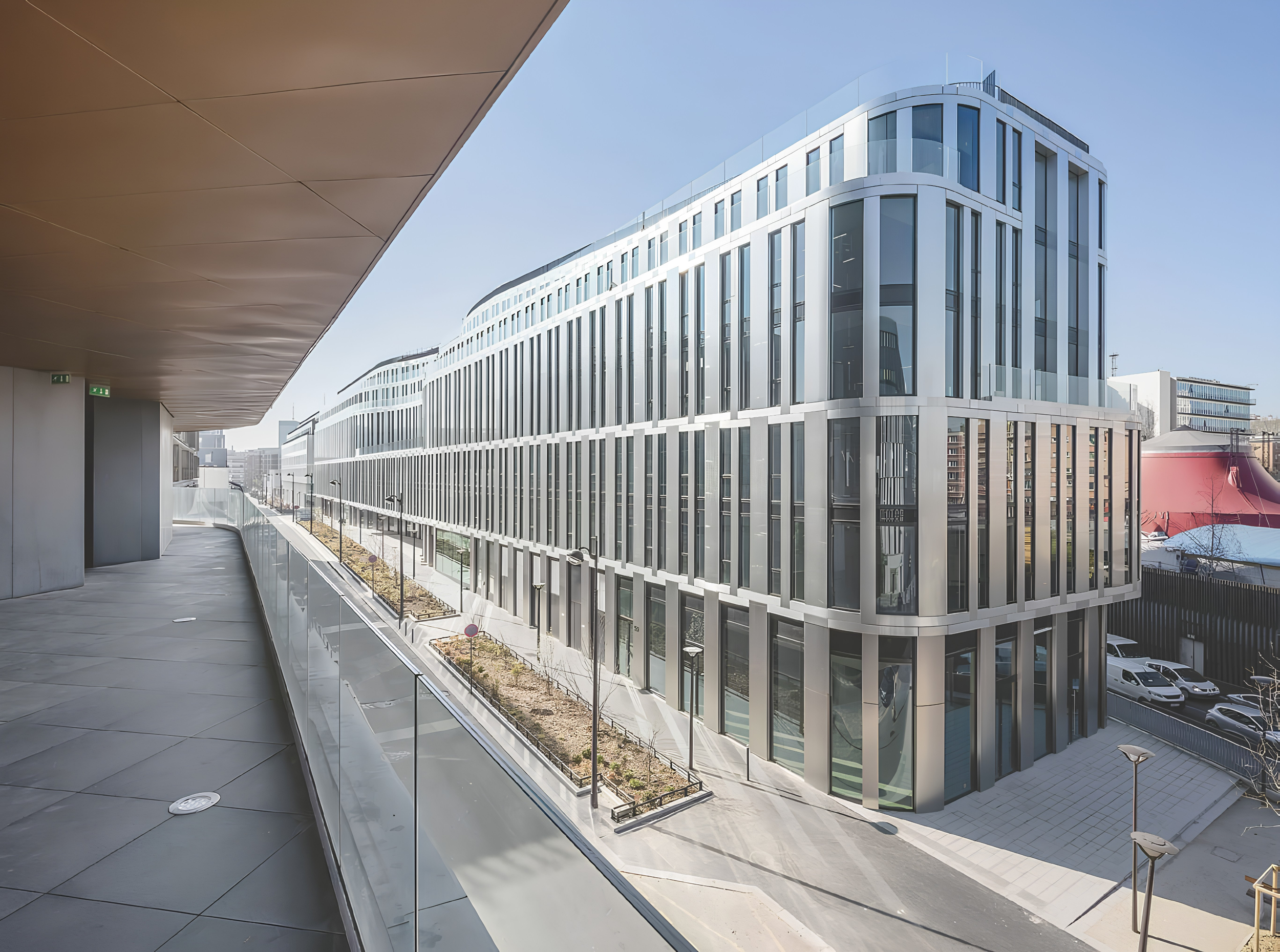 Vitrages isolants à contrôle solaire posés sur la façade du chantier View à Paris 20e