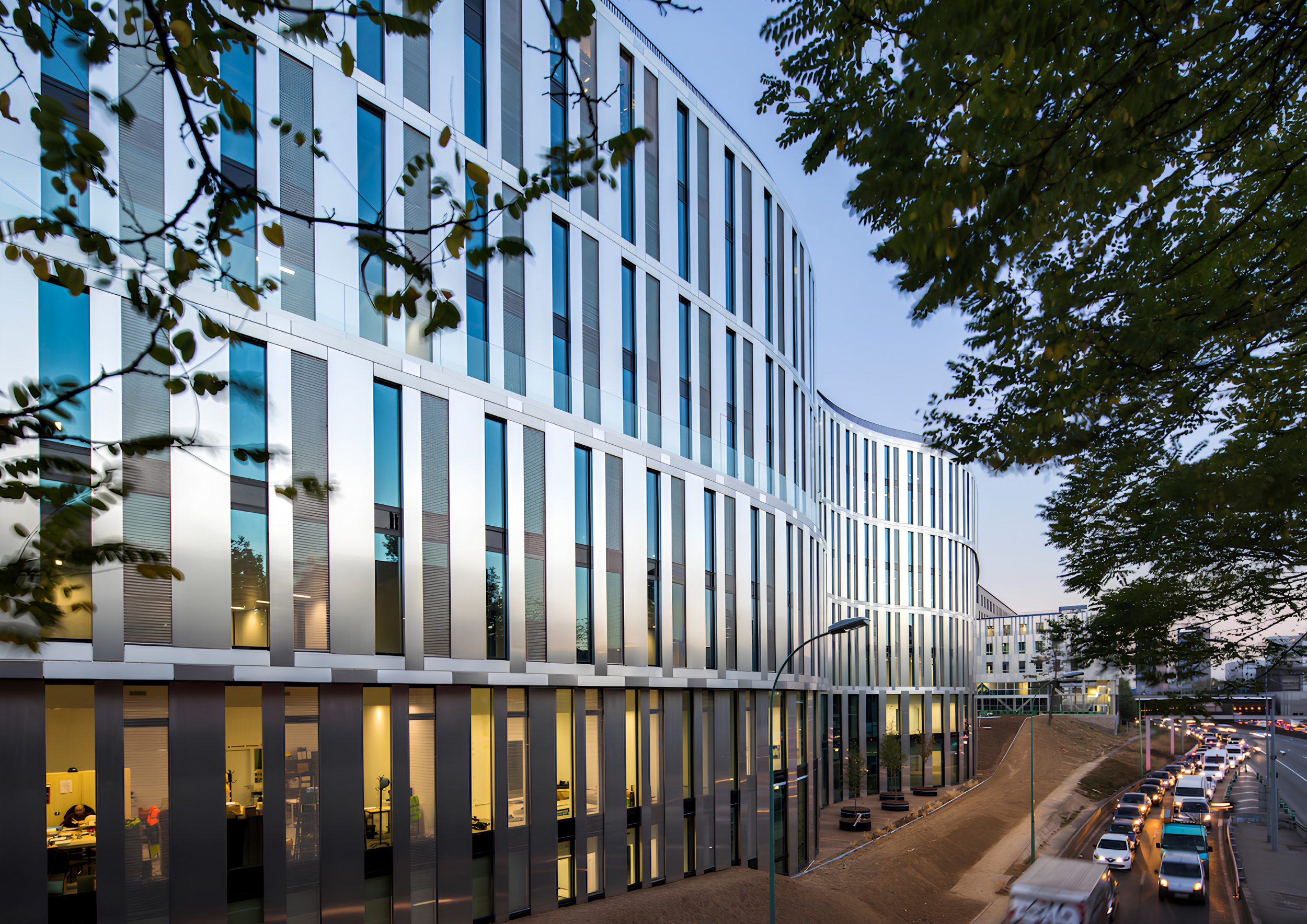Intégration architecturale des vitrages isolants à contrôle solaire sur le bâtiment View à Paris 20e