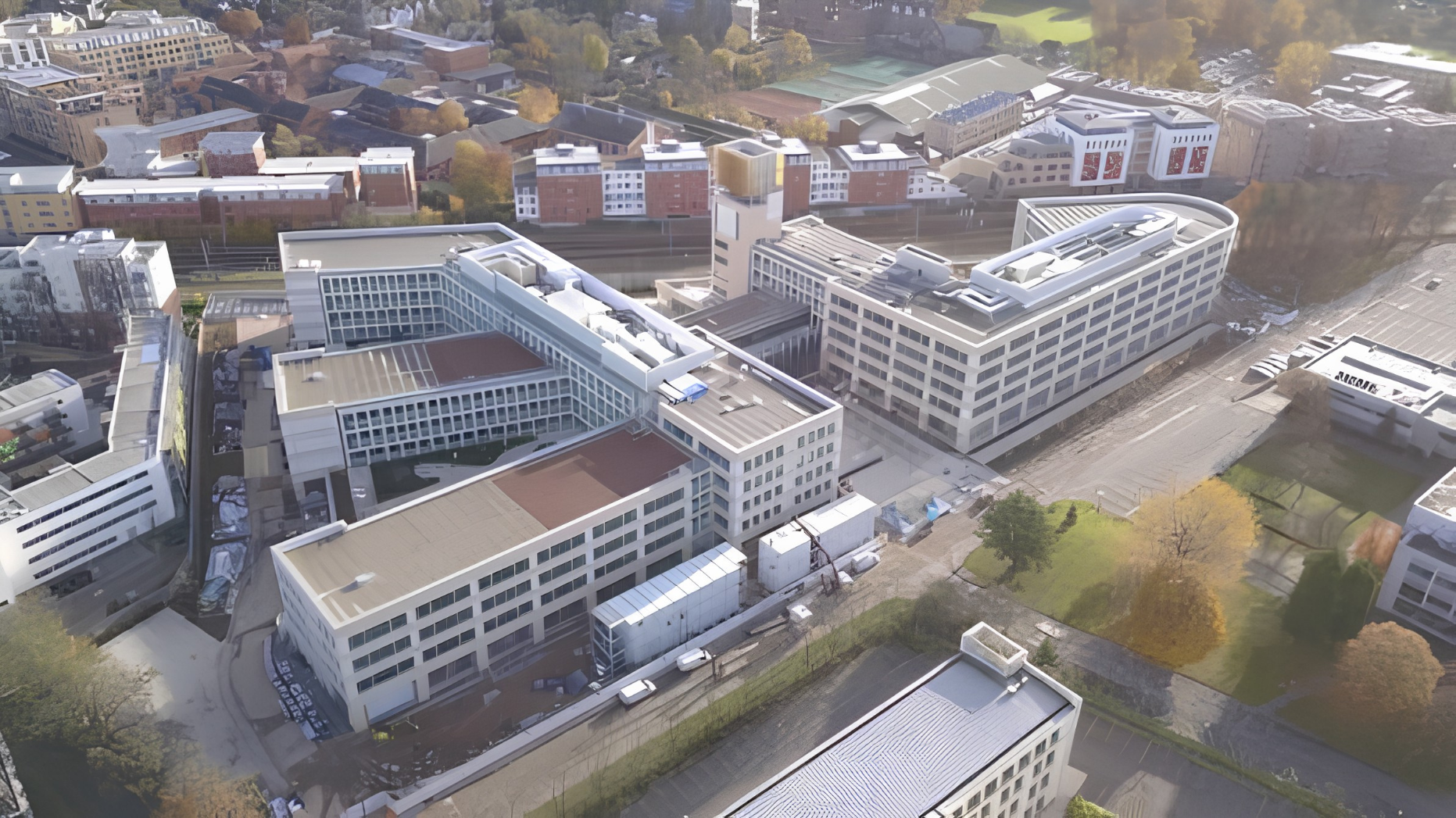 Vue extérieure du bâtiment The Triangle à Cambridge avec façade vitrée équipée de vitrages isolants techniques