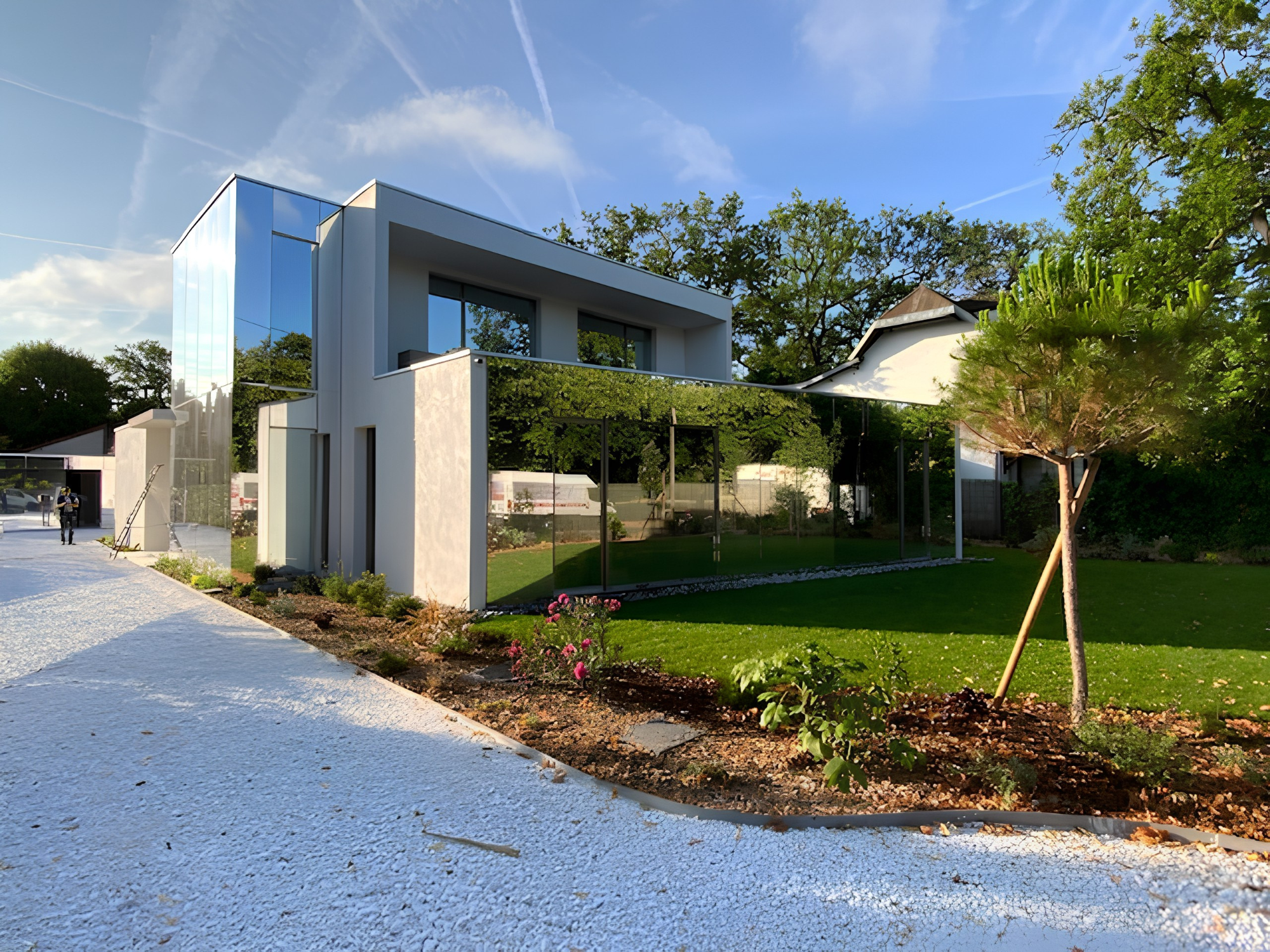 Façade vitrée d’une maison d’architecte au Vésinet avec vitrages isolants Pilkington Suncool 71/39 et AGC Stopray Silver 25/17