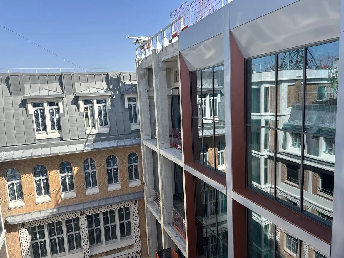 Détail des vitrages isolants AGC Stopray Vision 70/35 bas carbone intégrés à la façade du chantier AME Vaugirard