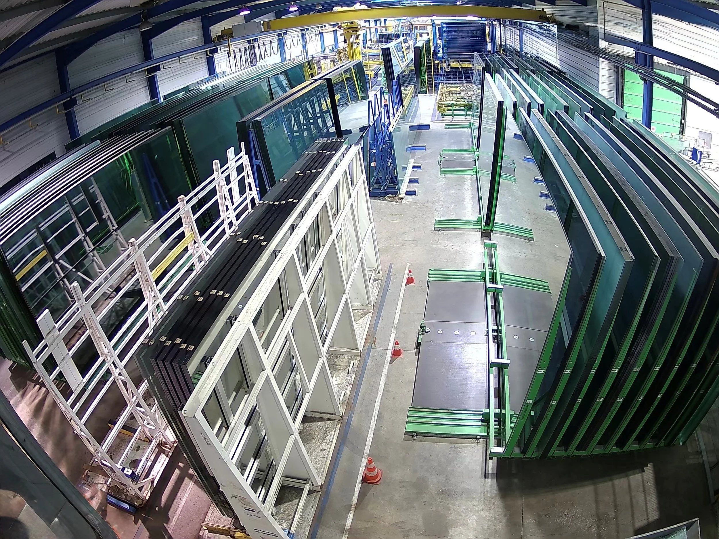 Intérieur d'une usine, stockage automatisé de grande plaques de verre