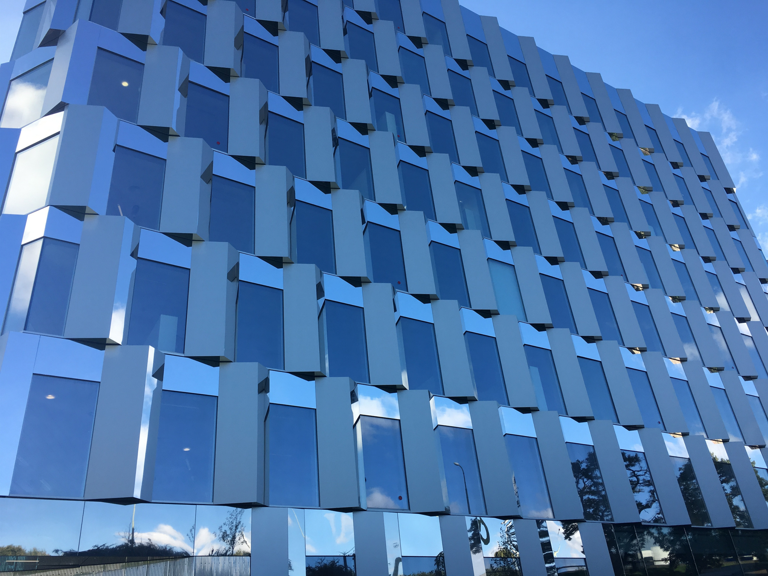 Façade vitrée du chantier SICRA à Gentilly valorisant l’intégration des vitrages isolants techniques
