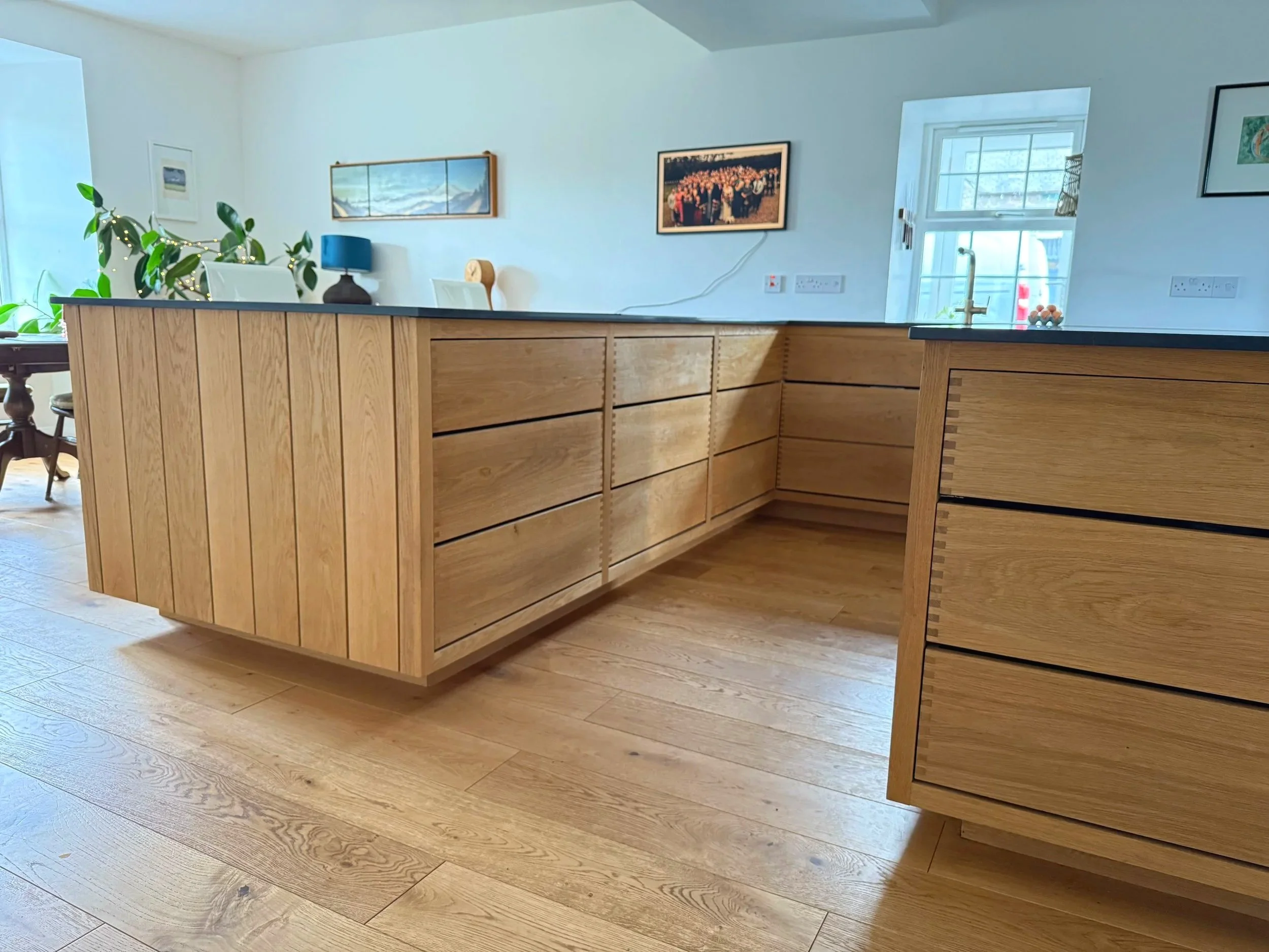 Oak Kitchen with slatted side panels