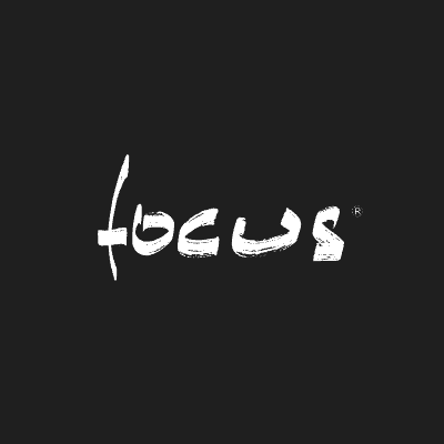 weisses logo von focus auf schwarzem hintergrund