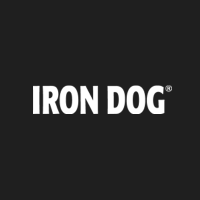 weisses logo von iron dog auf schwarzem hintergrund