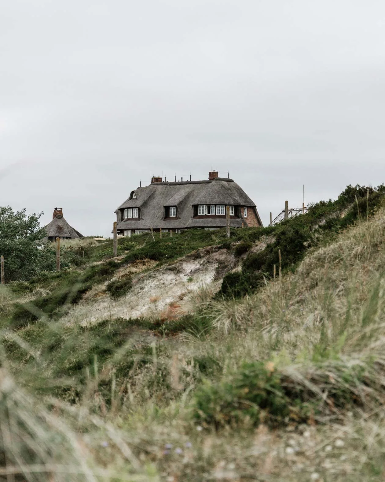 ein haus auf sylt in einer bewölkten, gemütlichen stimmung