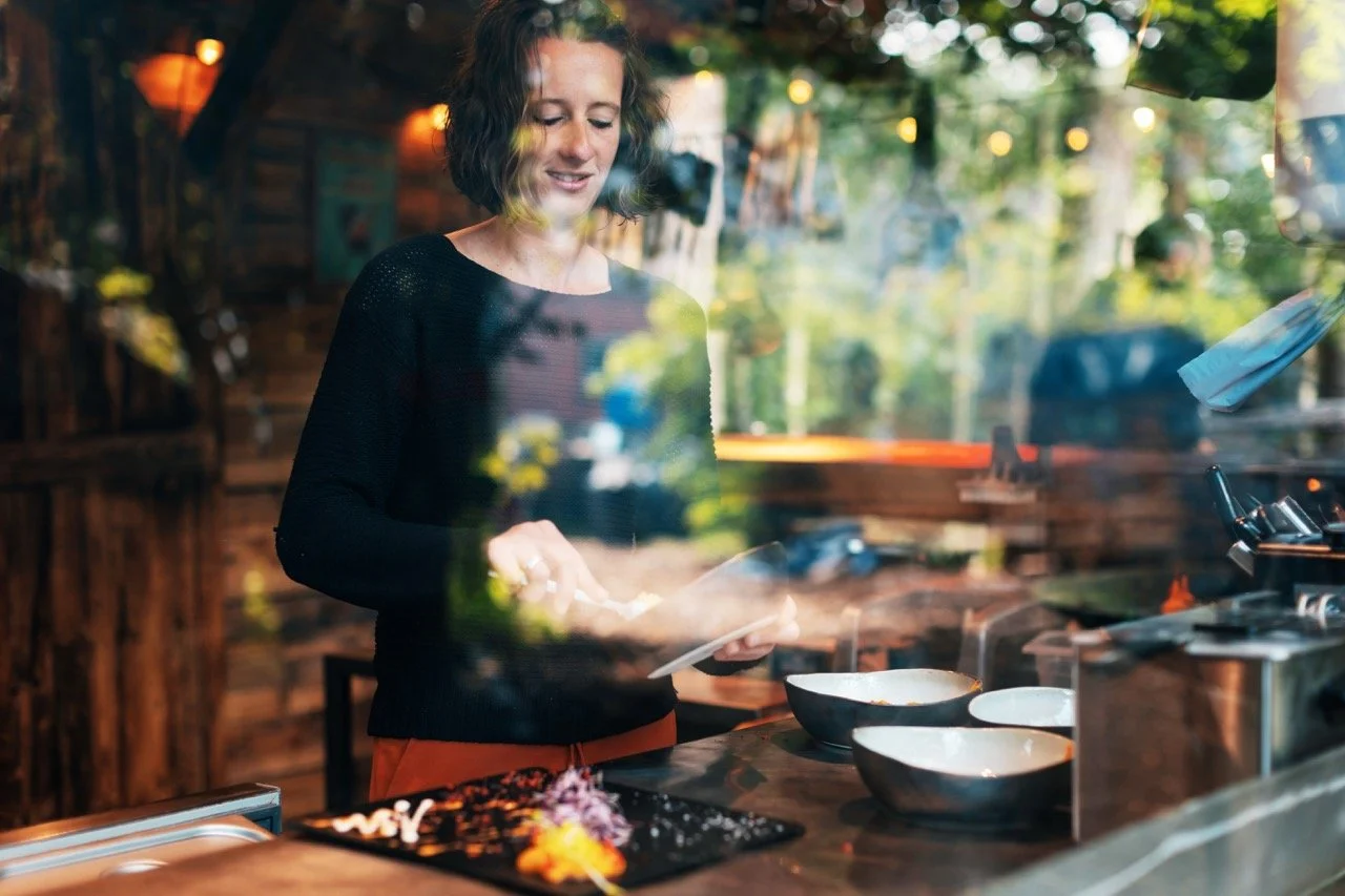 frau die in einer outdoorküche essen zubereitet