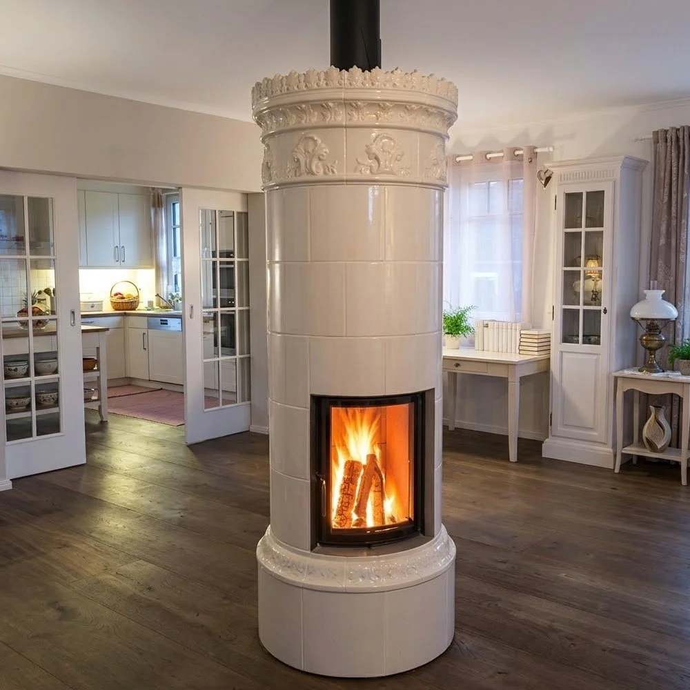 kachelofen freistehend und rund in einem raum