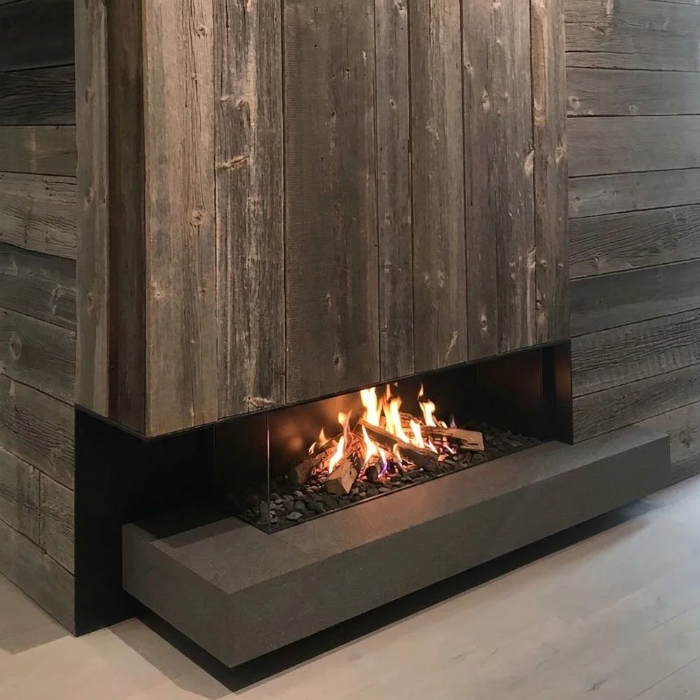 gaskamin mit großer holzvertäfelung