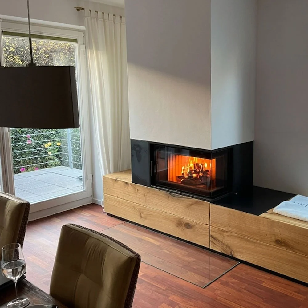 moderner grundofen mit holzverkleidung unten und weissem putz oben