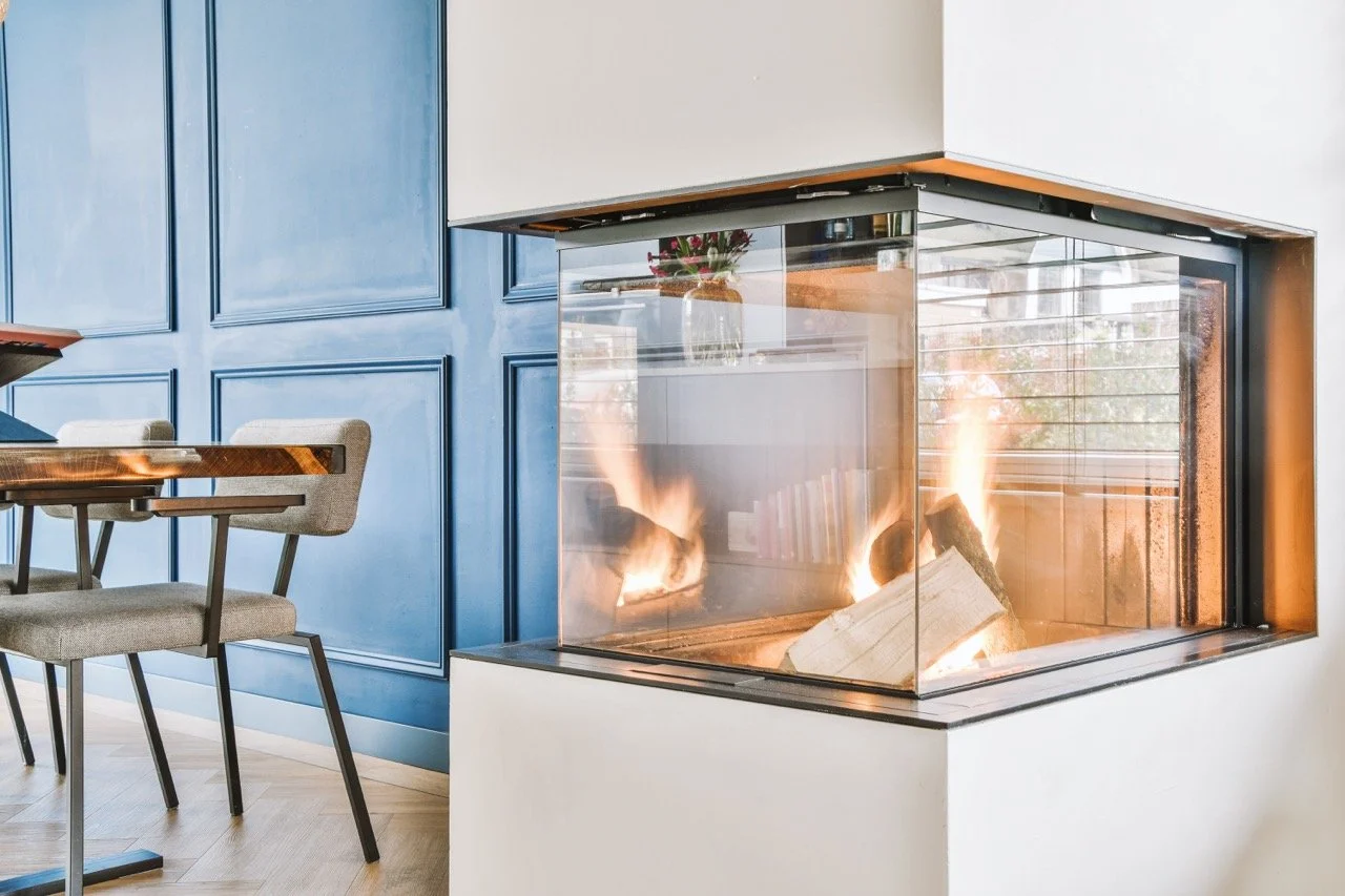 weisser, moderner kamin mit glasfront