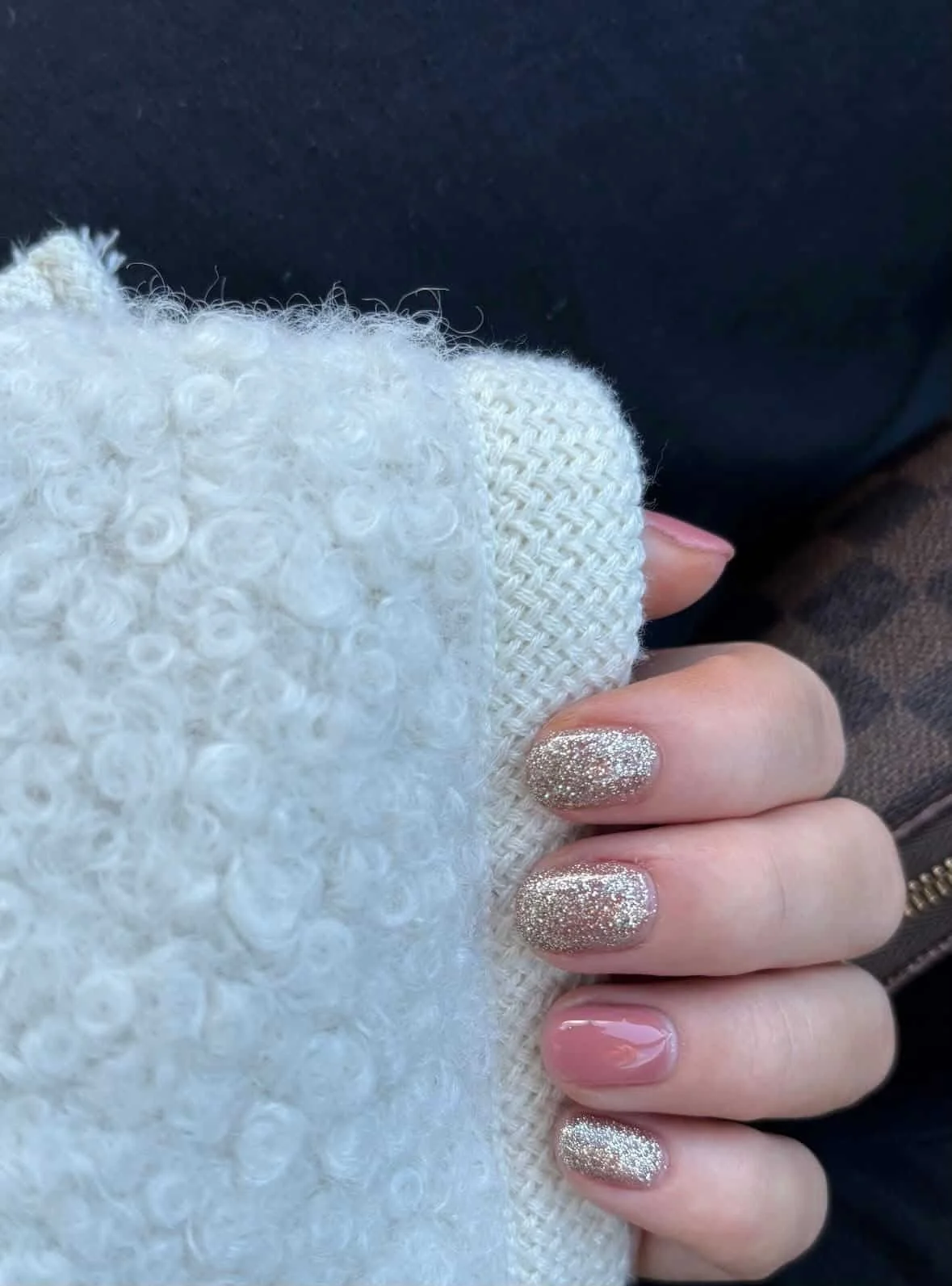 Hoidetut ja glitter-lakatut kynnet. 