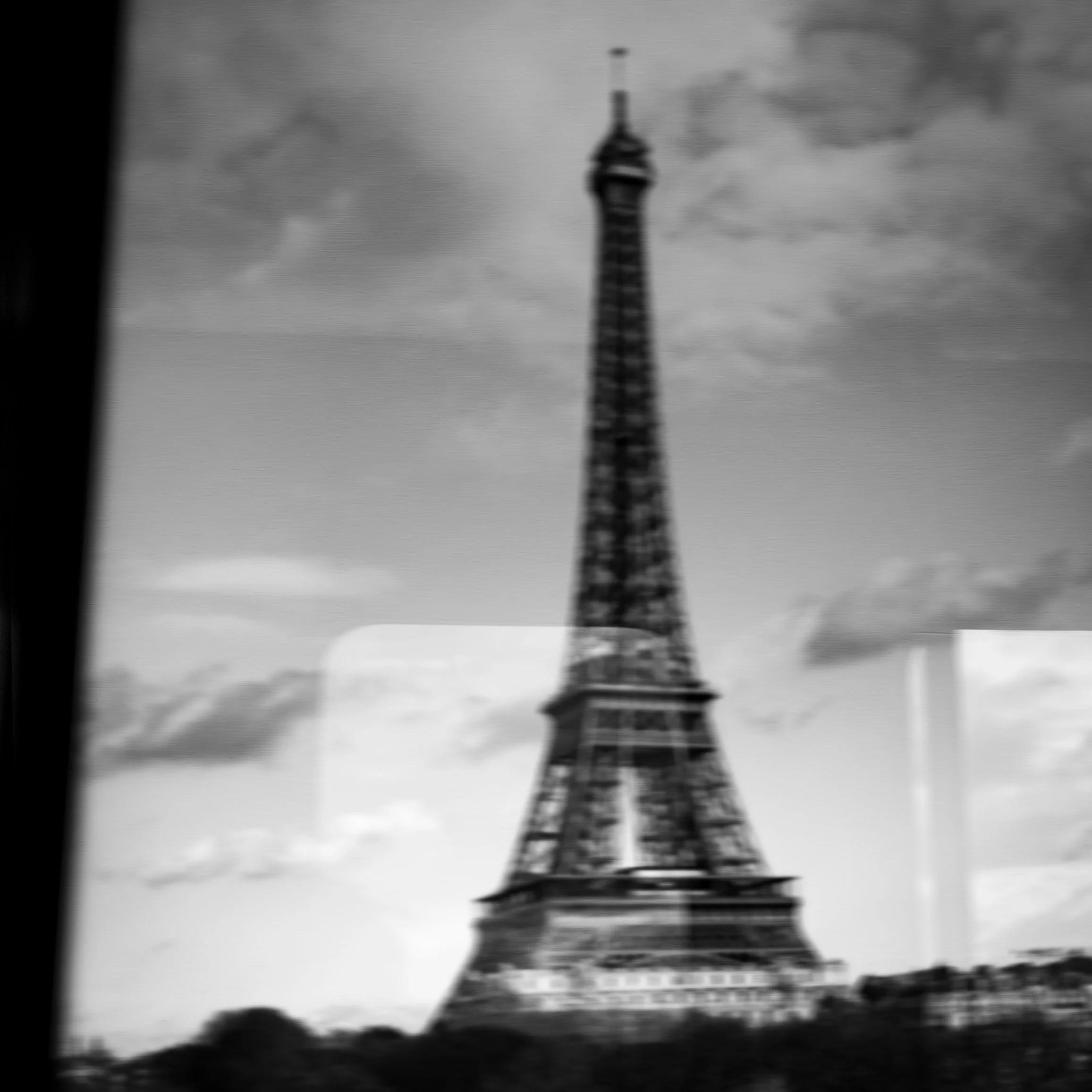 eiffel_outoffocus_offcenter.jpg