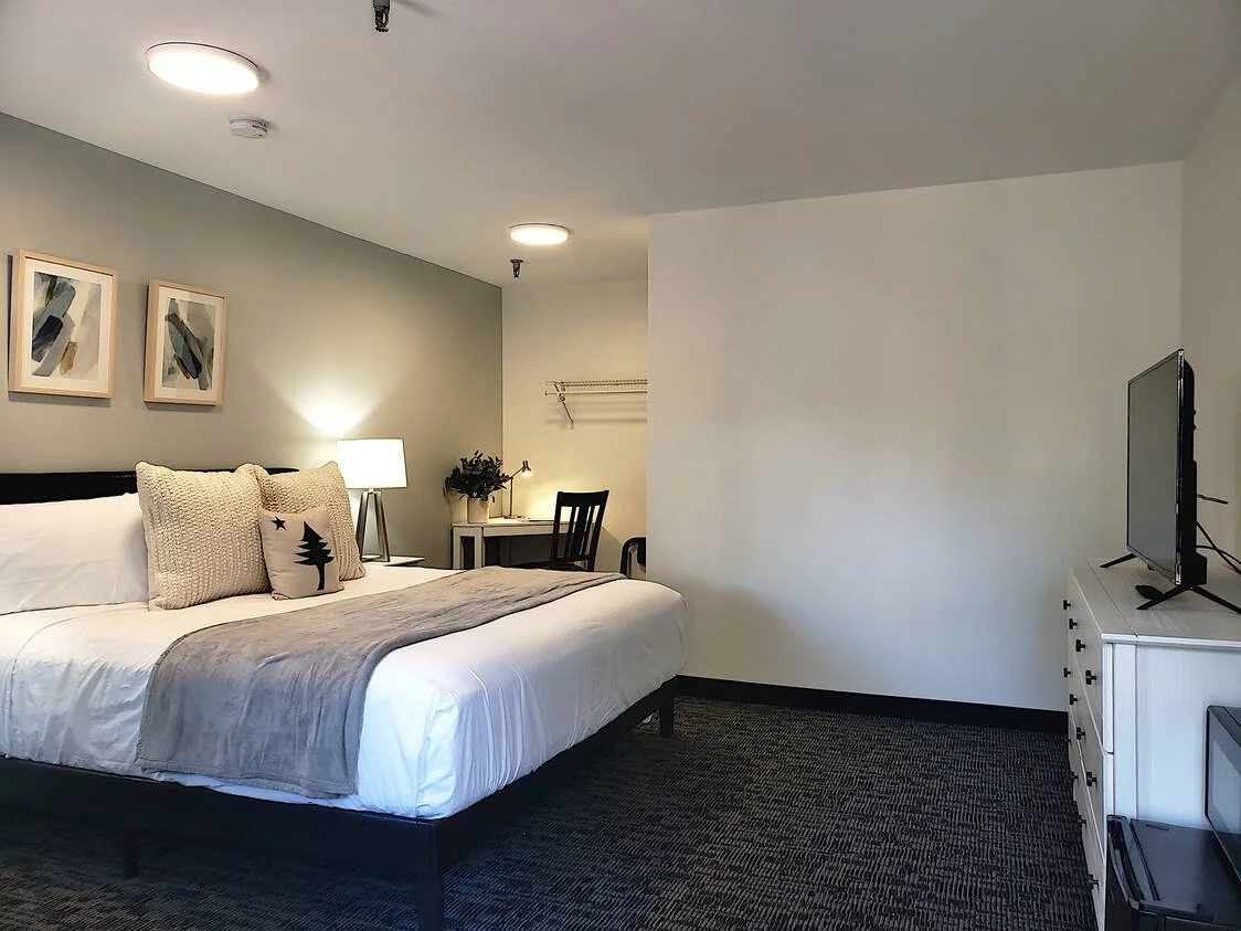 main street motel_king room_4.jpeg