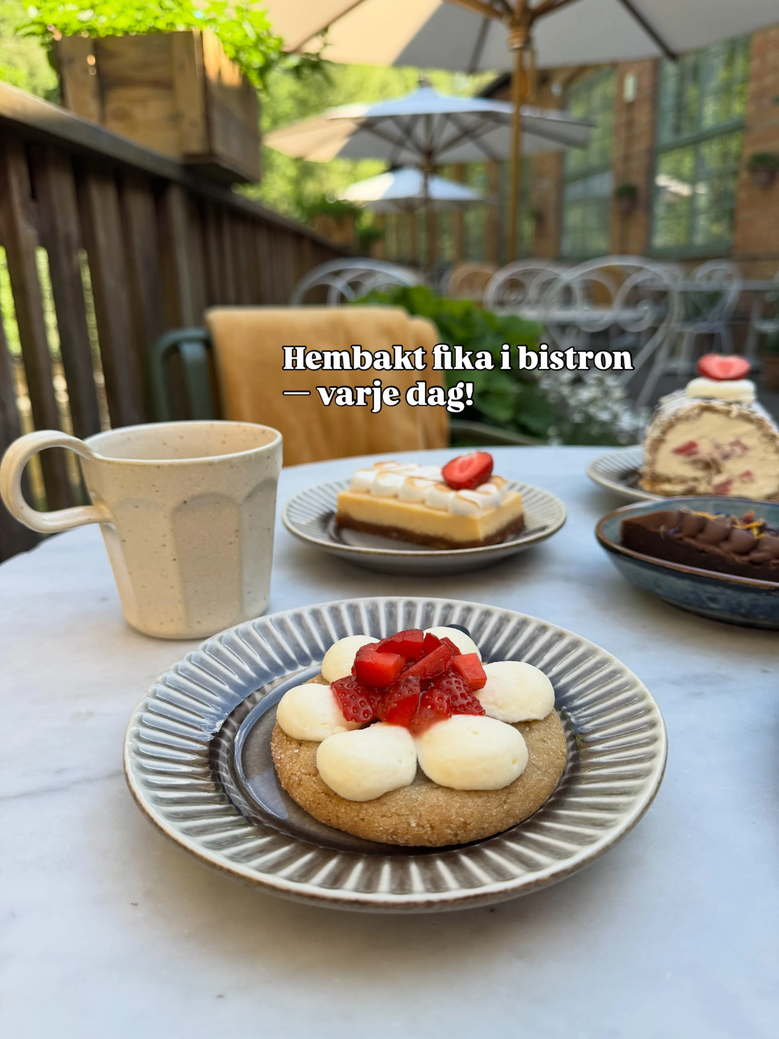 Kom f&ouml;rbi i sommar och njut av hembakt fika h&auml;r p&aring; Bistro Bruket. Det kommer bli hur mysigt som helst! ☕️🍓🍰☀️