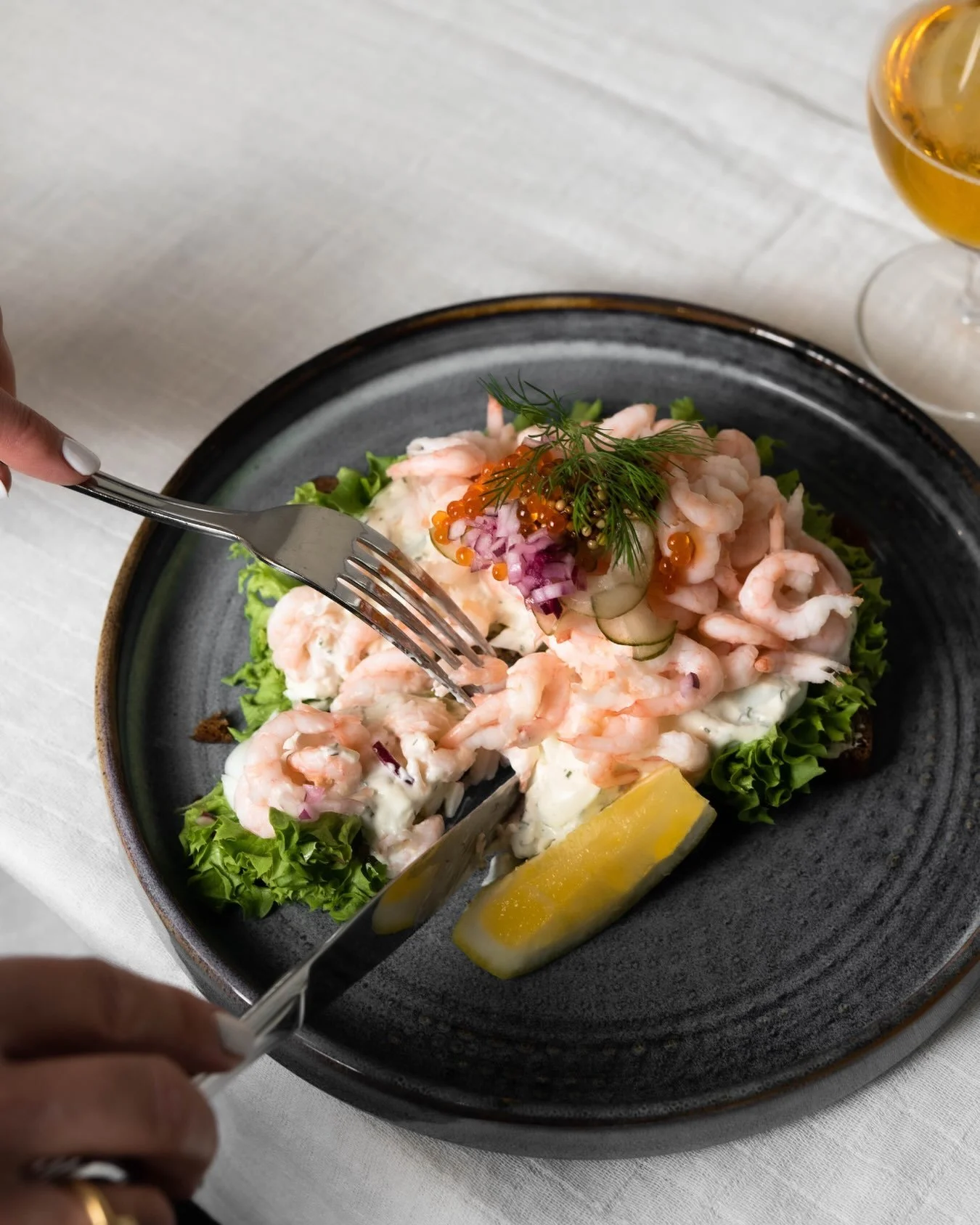 En klassiker du inte vill missa &auml;r v&aring;r r&auml;kmacka.

Kavring med sallad, dillr&ouml;ra, kokt &auml;gg, r&auml;kor och blandade topping. Mm, du h&ouml;r ju sj&auml;lv - den &auml;r f&ouml;r god f&ouml;r att g&aring; miste om!