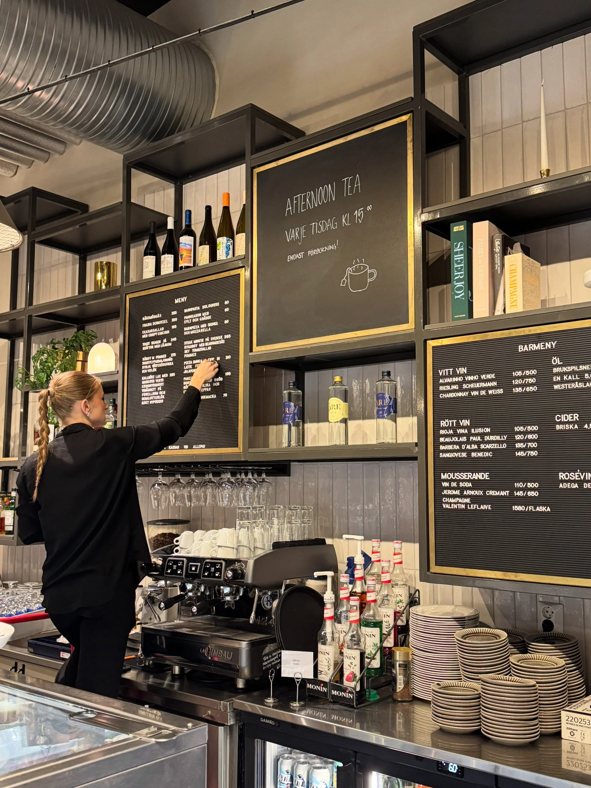 Stina preppar tavlan med tv&aring; nya r&auml;tter som dyker upp p&aring; menyn imorrn. Mer info kommer, men det vi kan s&auml;ga redan nu &auml;r att det blir 💥 pang-gott 💥!

Kom f&ouml;rbi, vi har &ouml;ppet 10&ndash;16:30 hela helgen!