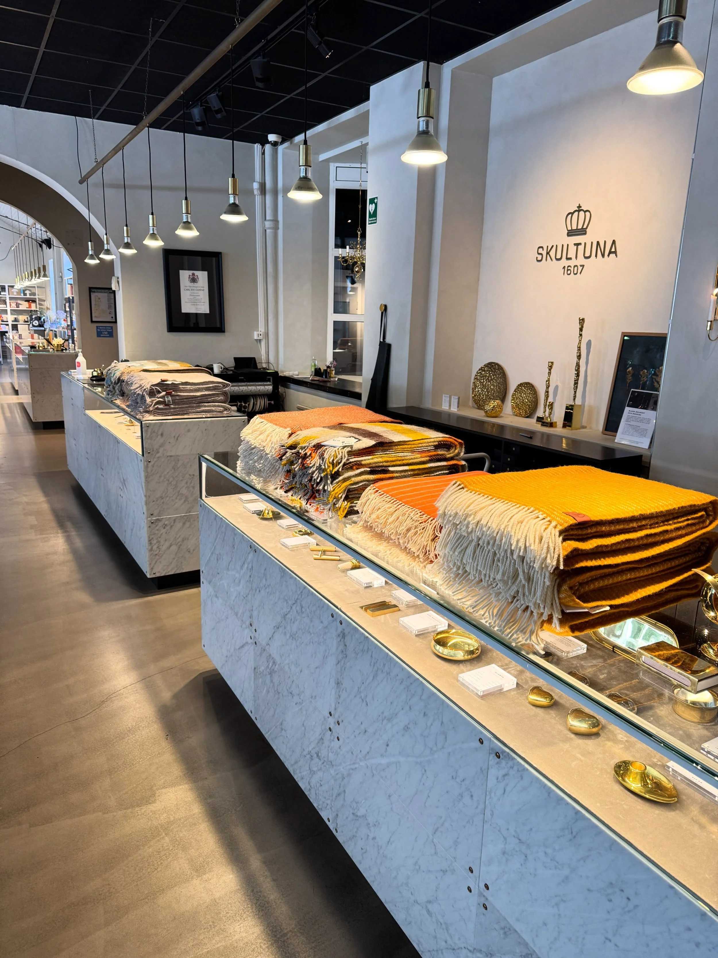 Du har v&auml;l inte missat att vi s&auml;ljer ullfiltar fr&aring;n @klippanyllefabrik h&auml;r p&aring; Bruket? Precis vad som beh&ouml;vs till det kommande h&ouml;stmyset! 🍂🕯️

Kom in och hitta din favorit &mdash; vi har allt fr&aring;n enf&auml;