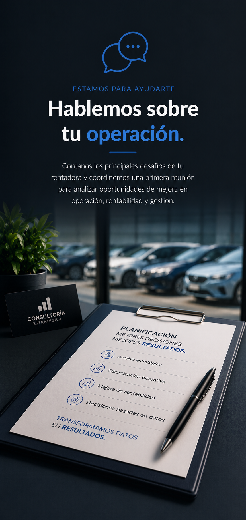 Pantalla promocional con texto en español sobre reunión de análisis de operaciones y estrategias de rentabilidad, con una mesa de trabajo con papeles, pluma y un cartel que dice 'Consultoría Estratégica', en un ambiente de oficina con autos estacionados en el fondo.