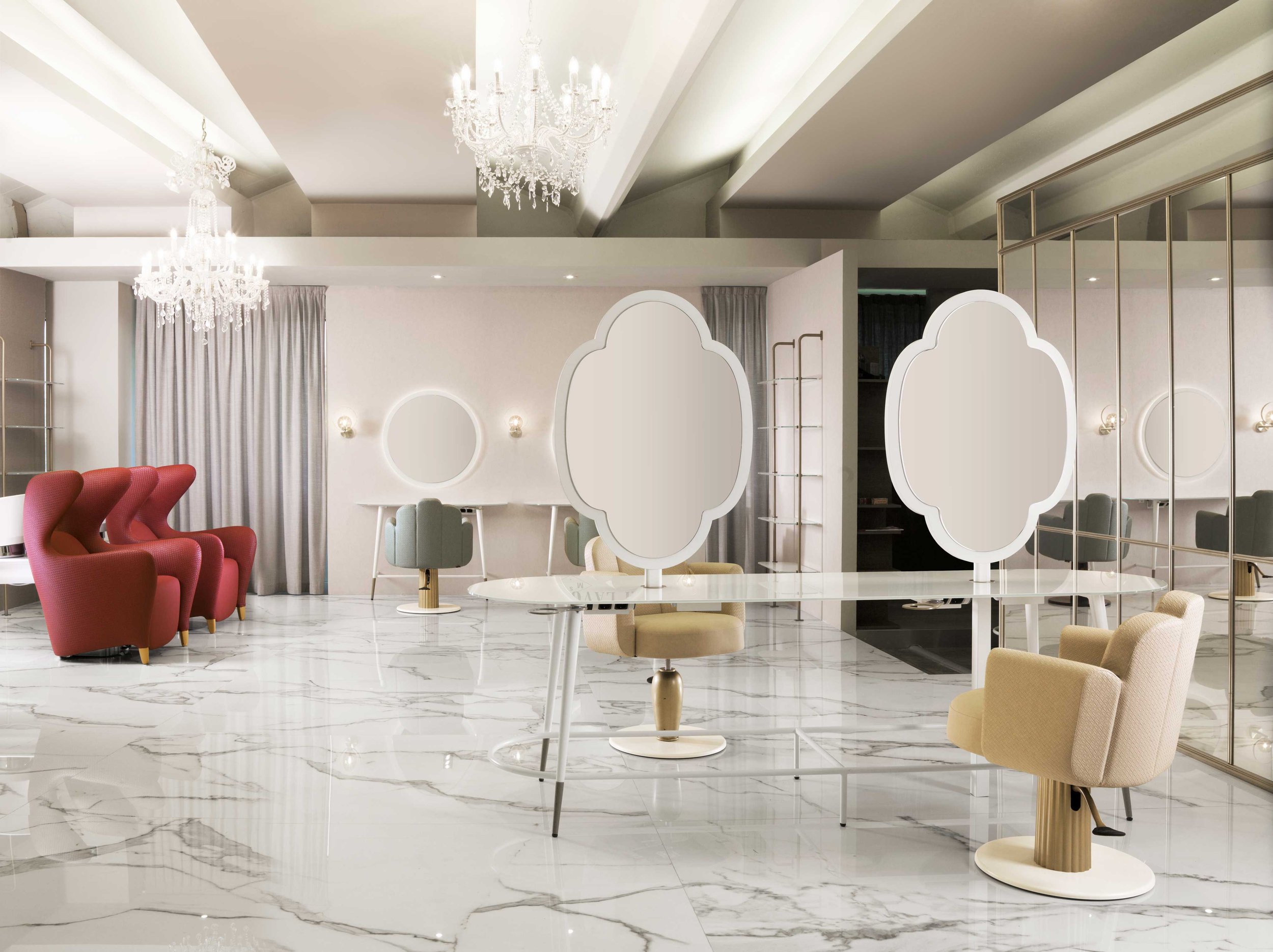 Intérieur d'un salon élégant avec des lustres en cristal, des miroirs, des chaises en tissu beige et rose, et des murs décorés d'ornements ovales.