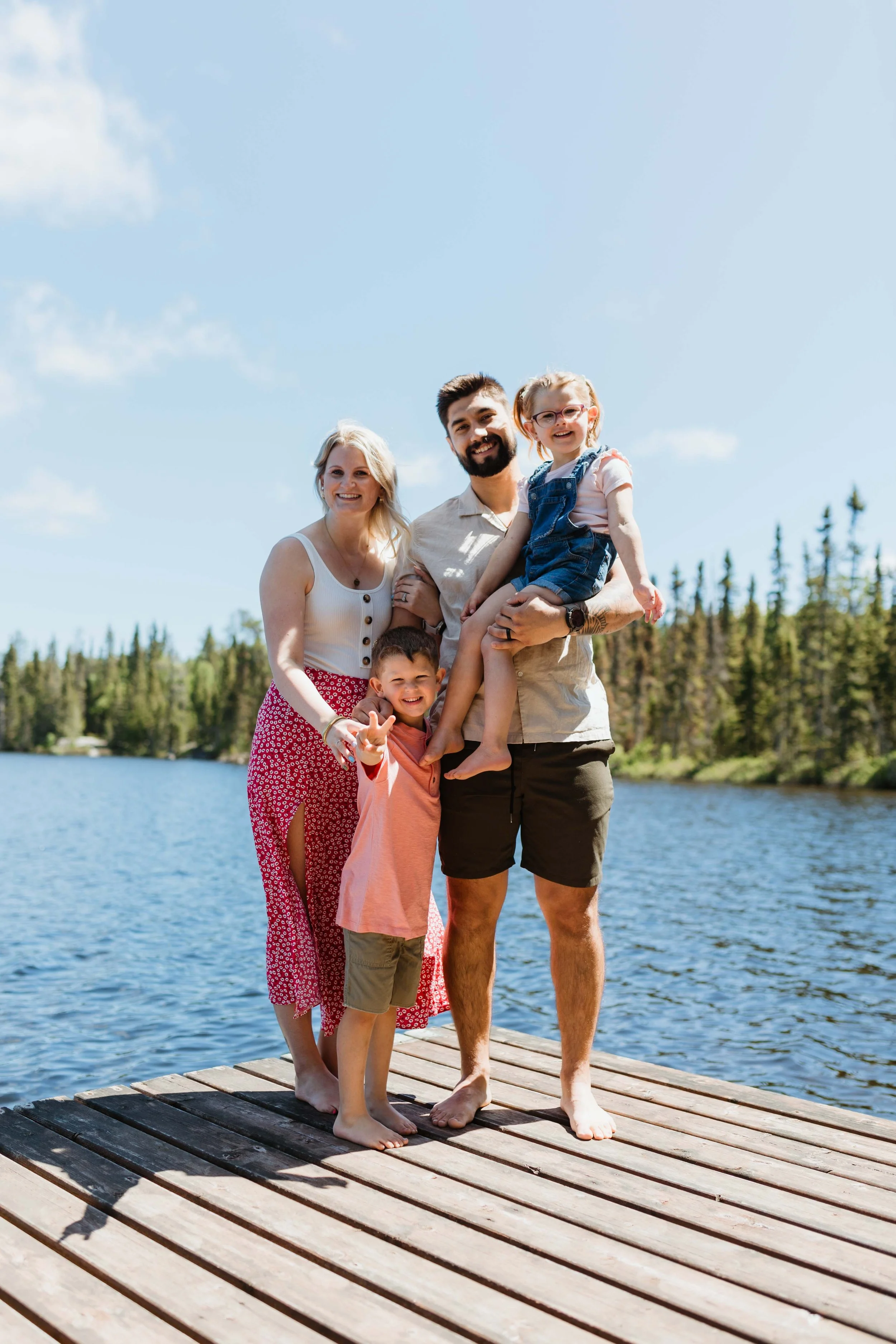 family photoshoot on lake in winnipeg with sari risbey