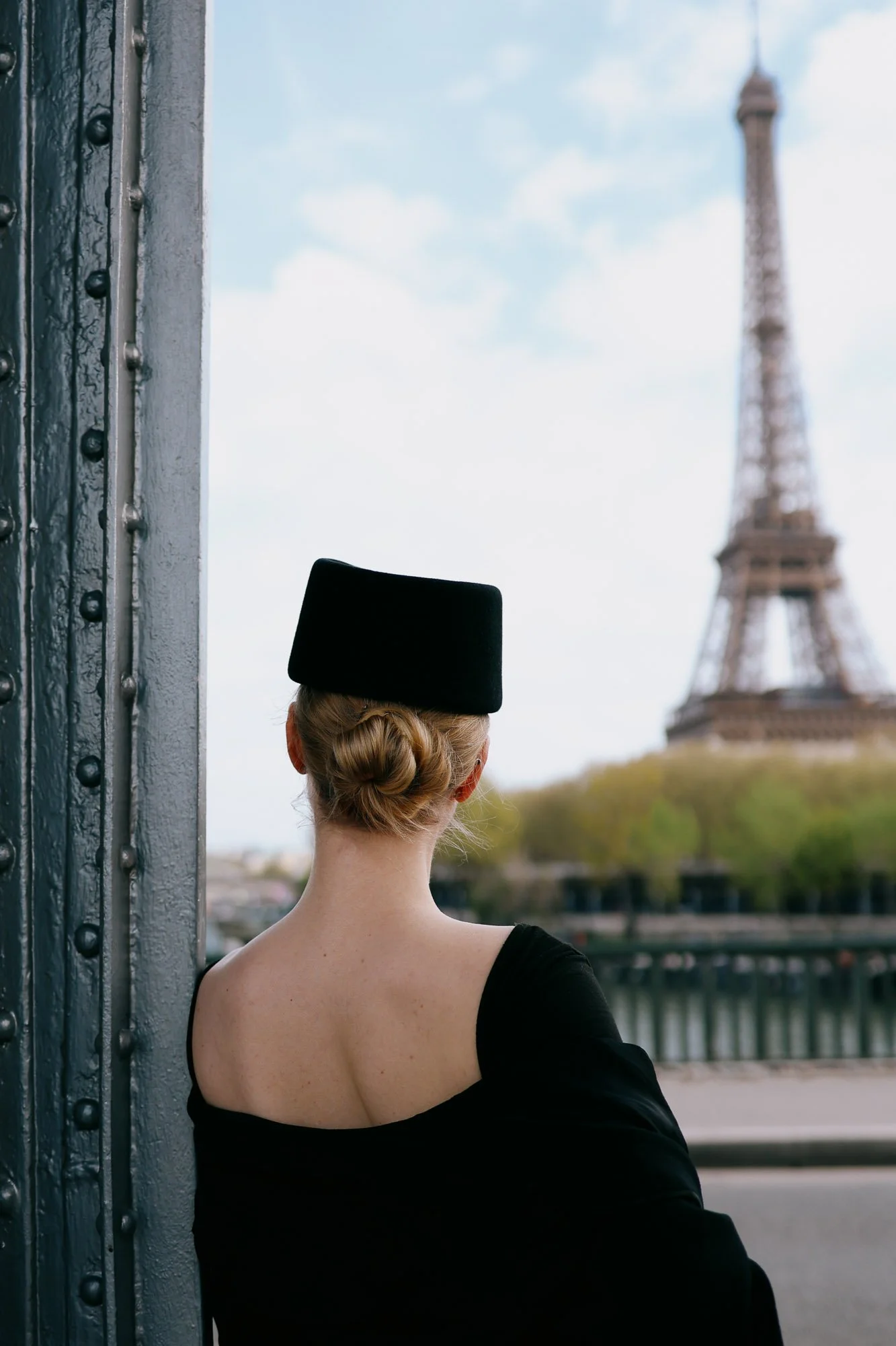 Woman portrait at Bir-Hakeim Bridge with Eiffel Tower view — Paris photographer Maria Zvir