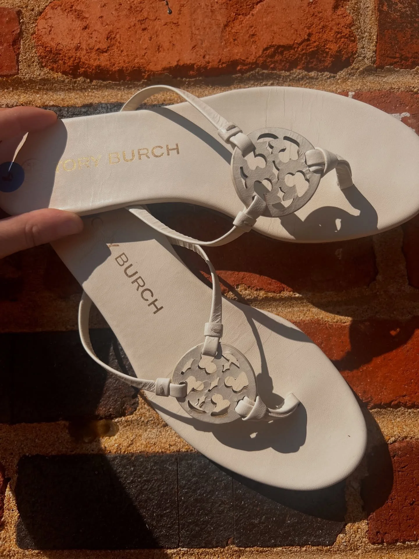 So beachy! Tory Burch Leather Logo Sandals!!
New arrival priced at 65.99 Size 8!!
#designer #shopping #supportsmallbusiness