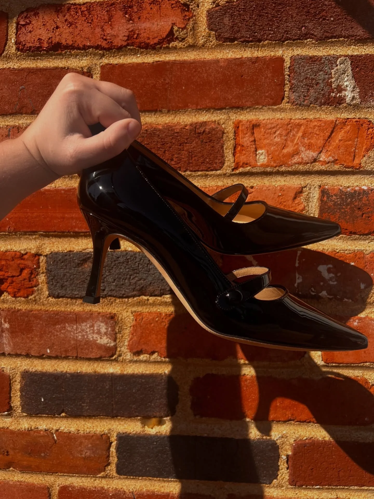 Gorgeous Manolo Blahnik Patent Heels!!
New arrival priced at 154.99 Size 38.5!!
#designer #shopping #supportsmallbusiness