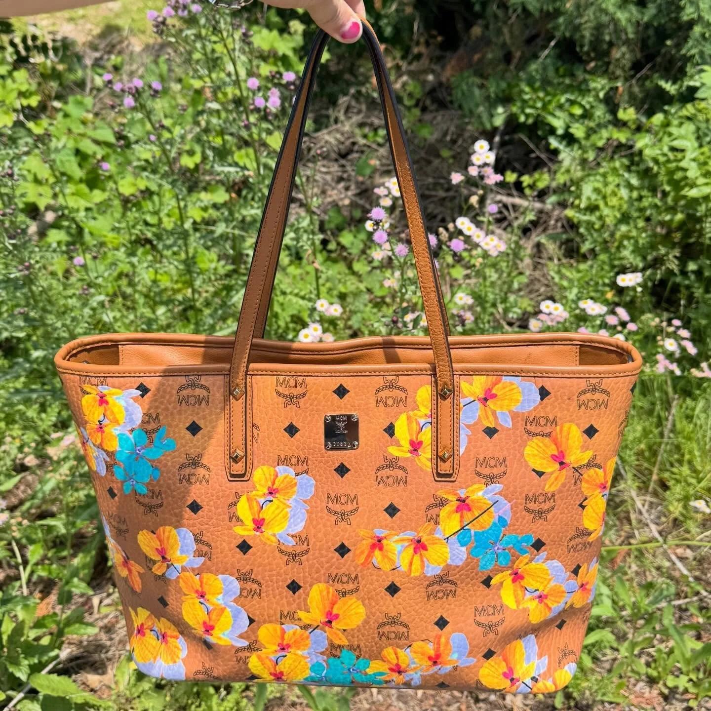 MCM Floral Tote
$456.99

#mcm #handbags #consignment #designerconsigner #consignwithus