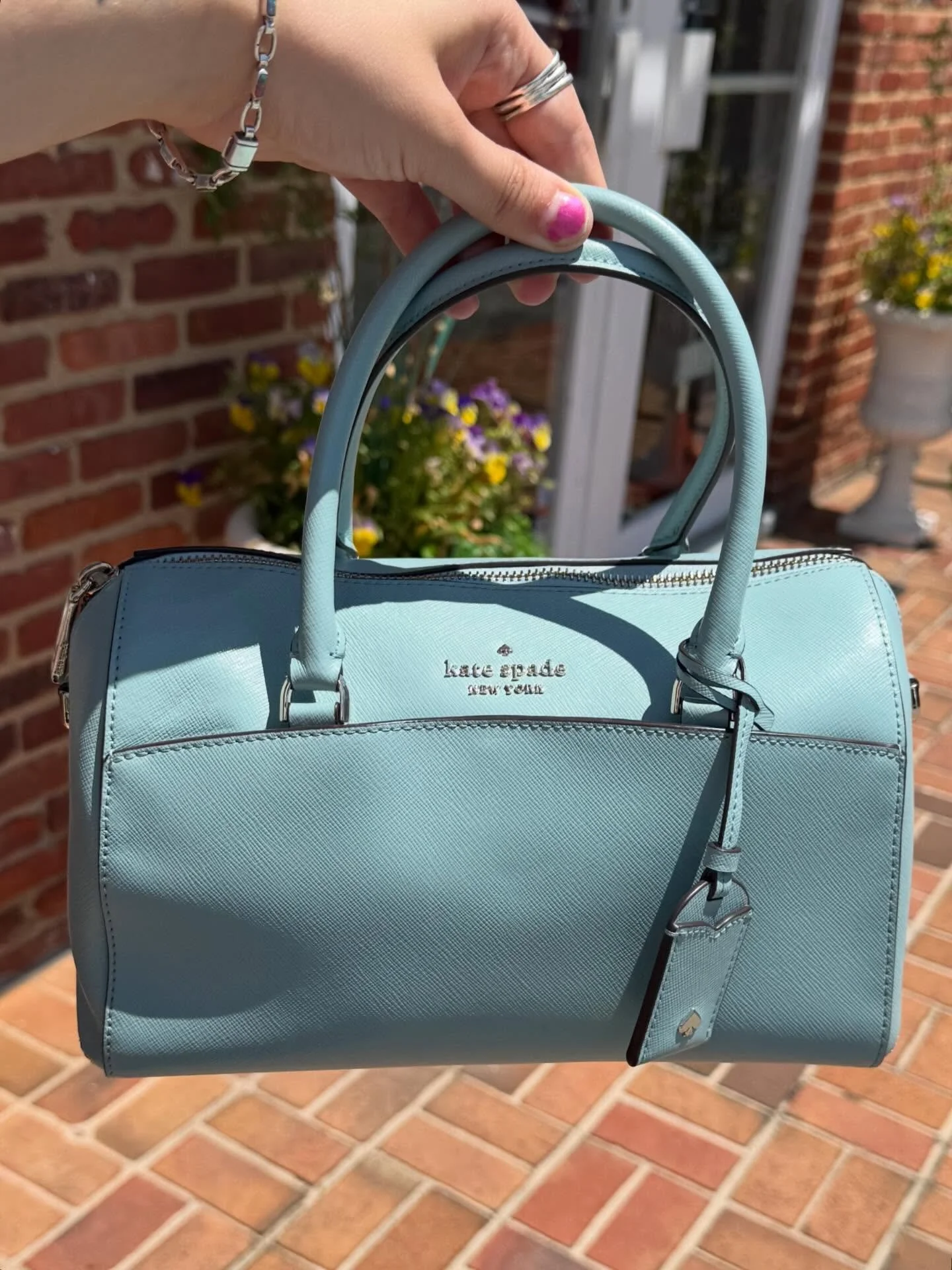 Kate Spade Leather Bag!
So cute, $73.99

#katespade #handbag #designerconsigner #consignwithus #shopsmall