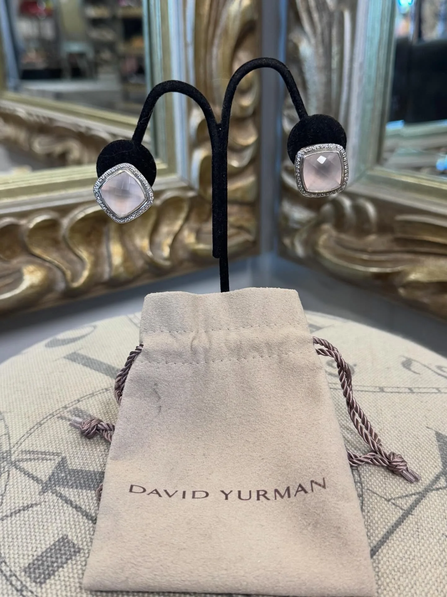 Check out these STUNNING David Yurman Earrings!
1) Albion 925 Rose Gold Diamond Earrings for $999.99
2) 925 585 Cable Earrings for $687.99

#davidyurman #consignment #consignwithus #shopsmall #designerconsigner