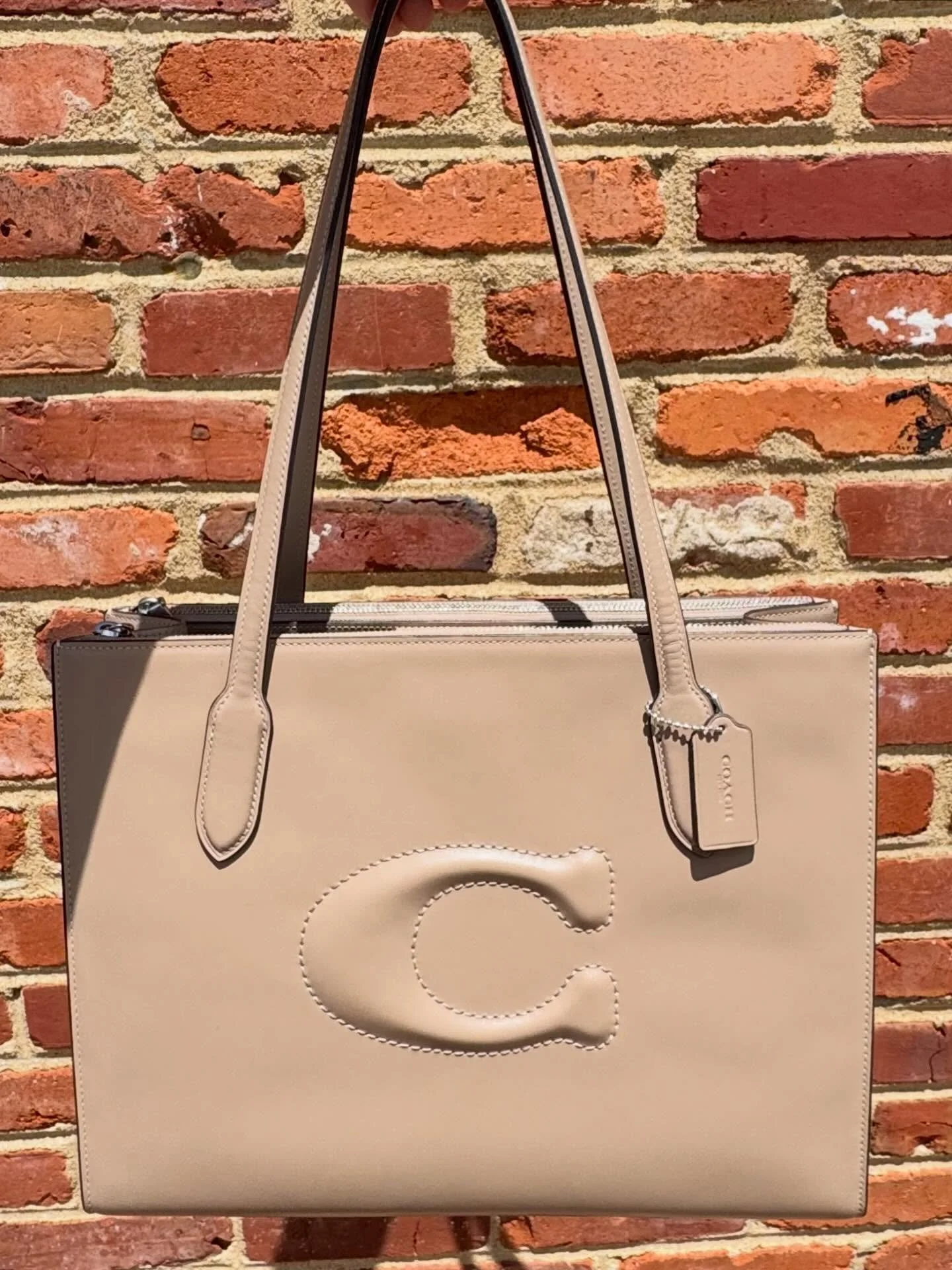 Love this stunning Coach Tote!
$185.99
Authenticity always guaranteed 

#coach #leather #designerconsigner #shopsmall #consignment