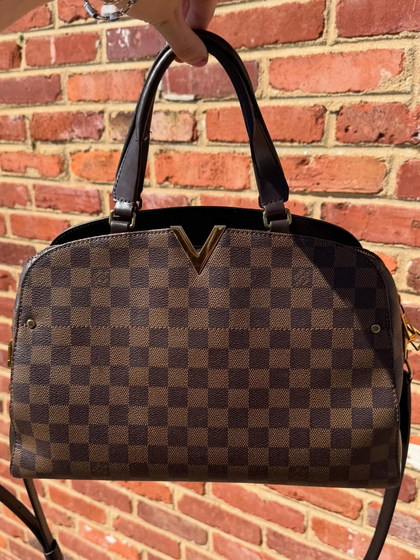 Louis Vuitton Kensington Handbag
$1,550.99

Authenticity always guaranteed 

#lv #louisvuitton #lvkensington #designerconsigner #shopsmall