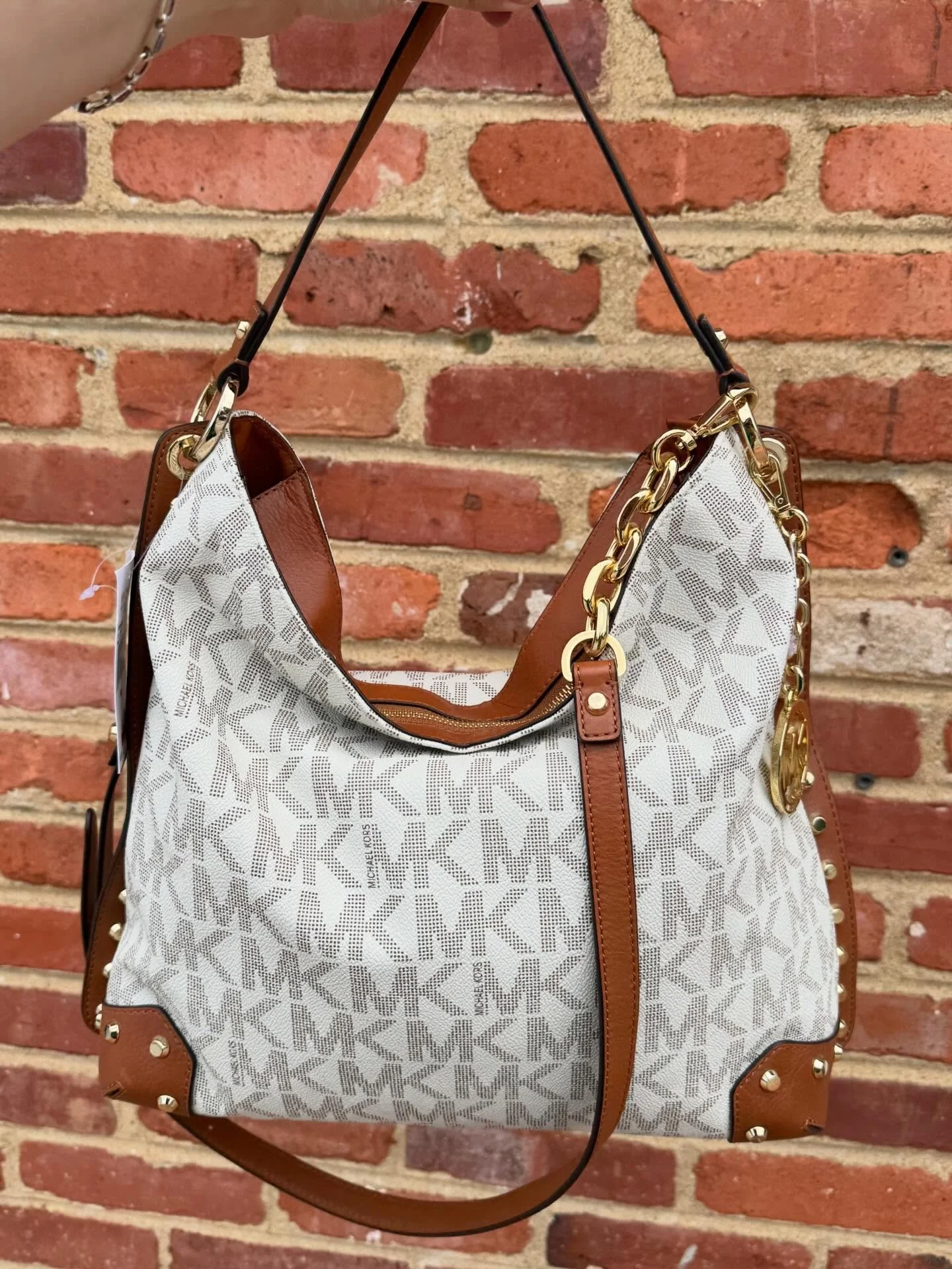 NEW WITH TAGS Michael Kors Monogram Handbag!
Retail $398
OUR PRICE $95.99

#michaelkors #designerconsigner #consignment #shopsmall #handbag