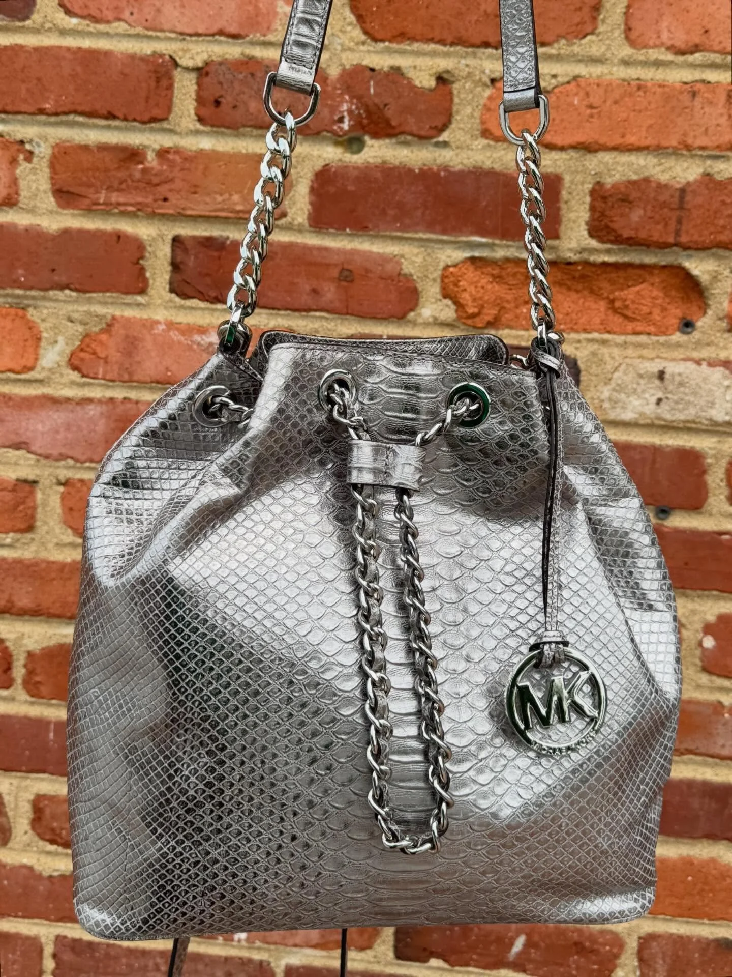 Michael Kors Embossed Bucket Bag
$85.99

#michaelkors #designerconsigner #shopsmall #consignment #handbags